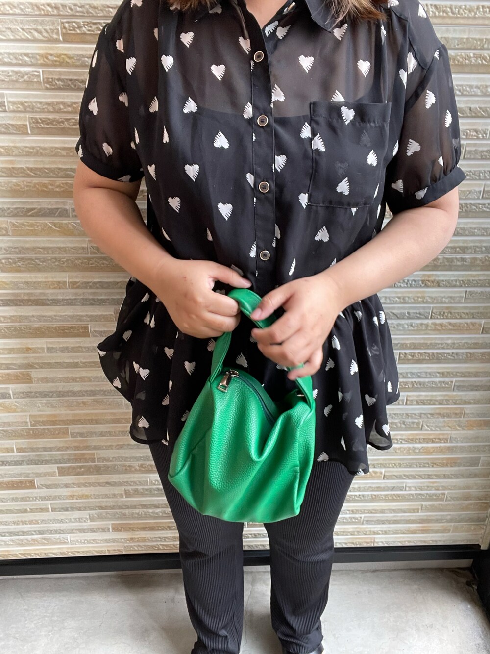 「ootd、outfit、休日コーデ、カジュアルコーデ、今日のコーデ、ラフ、低身長女子、サンダル、ラクチンコーデ、シャツスタイル、グリーン、いいね、save、フォローお願いします🤑」｜「SANSeLFの【SANSeLF】Se 2way porch bag sana21a001（ハンドバッグ、グリーン系）」を使った、あじさん（レディース・153cm）の夏コーディネートの1枚目の写真