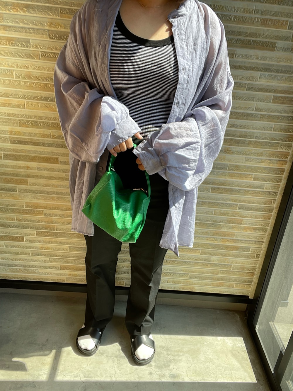 「休日スタイル、春服、春夏コーデ、ゆるコーデ、パンツスタイル、オーバーサイズ、高身長コーデ、着回しコーデ」｜「SHIPSの*シャークソールサンダル　22.5～25cm◇（サンダル、ブラック系）」を使った、あじさん（レディース・153cm）の春コーディネートの1枚目の写真