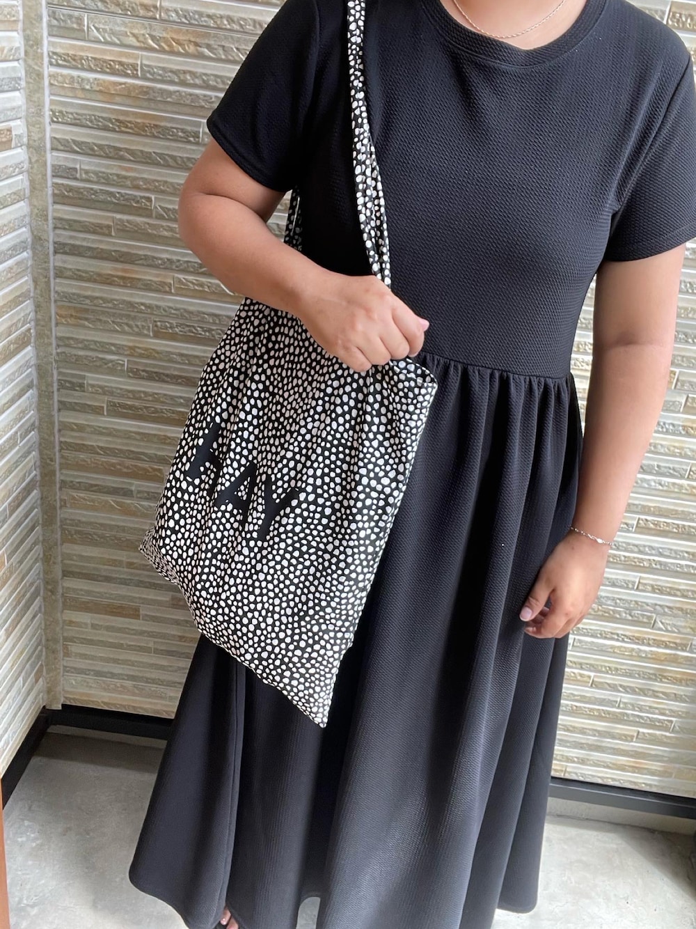 「ootd、outfit、休日コーデ、夏コーデ、シンプル、ラクチンコーデ、プチプラコーデ、ワンピーススタイル、低身長、低身長コーデ」｜「coca（coca）のエンボス加工半袖ギャザーフレアーワンピース（ワンピース、ブラック系）」を使った、あじさん（レディース・153cm）の夏コーディネートの1枚目の写真