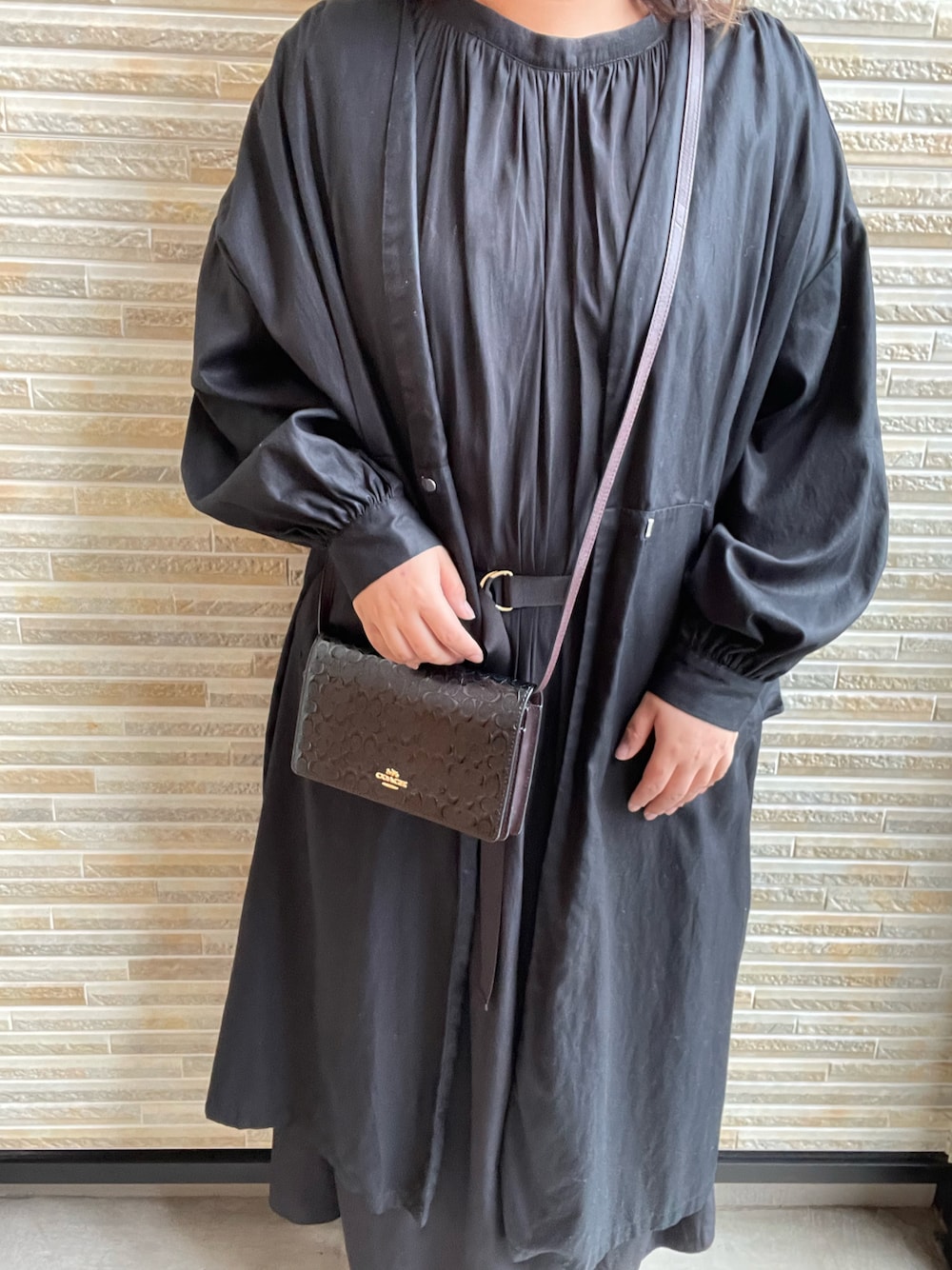 「ootd、outfit、休日スタイル、お出かけコーデ、低身長、ブラックコーデ、着回しコーデ、ワンピース、ワンピース×スニーカー、いいね、save、フォローお願いします🤑」｜「NIKEのナイキ RYZ 365 ウィメンズシューズ / スニーカー / NIKE RYZ 365（スニーカー、ブラック系）」を使った、あじさん（レディース・153cm）の夏コーディネートの1枚目の写真