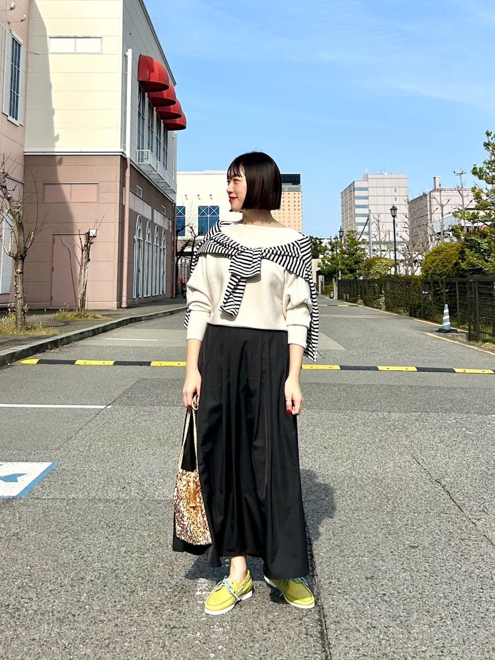 「春のおしゃ見えテクニック、モノトーン、ニット、大人かわいい、お出かけコーデ、大人コーデ、デートコーデ、春服みてみて、きれいめカジュアル、ITEMS URBANRESEARCH、SMELLY」｜「ITEMS URBANRESEARCHのボートネックドルマンニット（ニット/セーター、ホワイト系）」を使った、CHISAさん（レディース・158cm）の春コーディネートの1枚目の写真