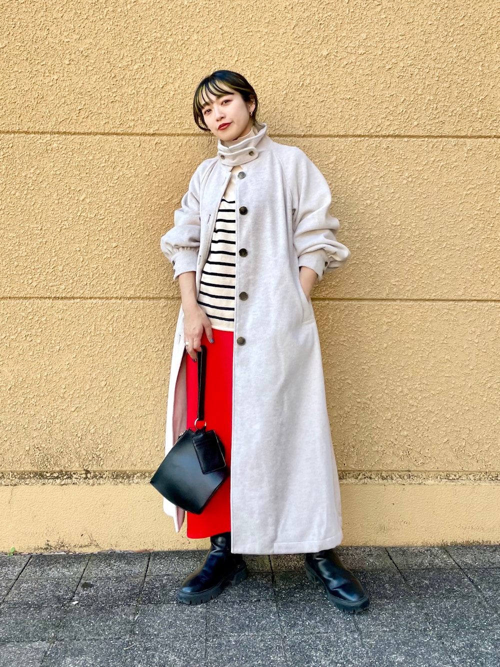 「未来のWEARISTAプロジェクト、大人カジュアル、プチプラコーデ、ゆったりコーデ、ブーツスタイル、骨格ストレート、デート、お出かけコーデ、ITEMS URBANRESEARCH、ロングスカート、ボーダー、タートルネックニット、スタンドカラーコート、ロングコート、きれいめカジュアル」｜「ITEMS URBANRESEARCHのスタンドカラーコート（ステンカラーコート、ベージュ系）」を使った、CHISAさん（レディース・158cm）の秋コーディネートの1枚目の写真