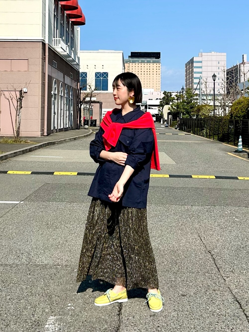 「休日スタイル、オフィスカジュアル、カーディガン、デートコーデ、春コーデ、お出かけコーデ、大人カジュアル、ラメ素材、ITEMS URBANRESEARCH、DOORS」｜「ITEMS URBANRESEARCHのコンパクトカーディガン（カーディガン/ボレロ、レッド系）」を使った、CHISAさん（レディース・158cm）の春コーディネートの1枚目の写真