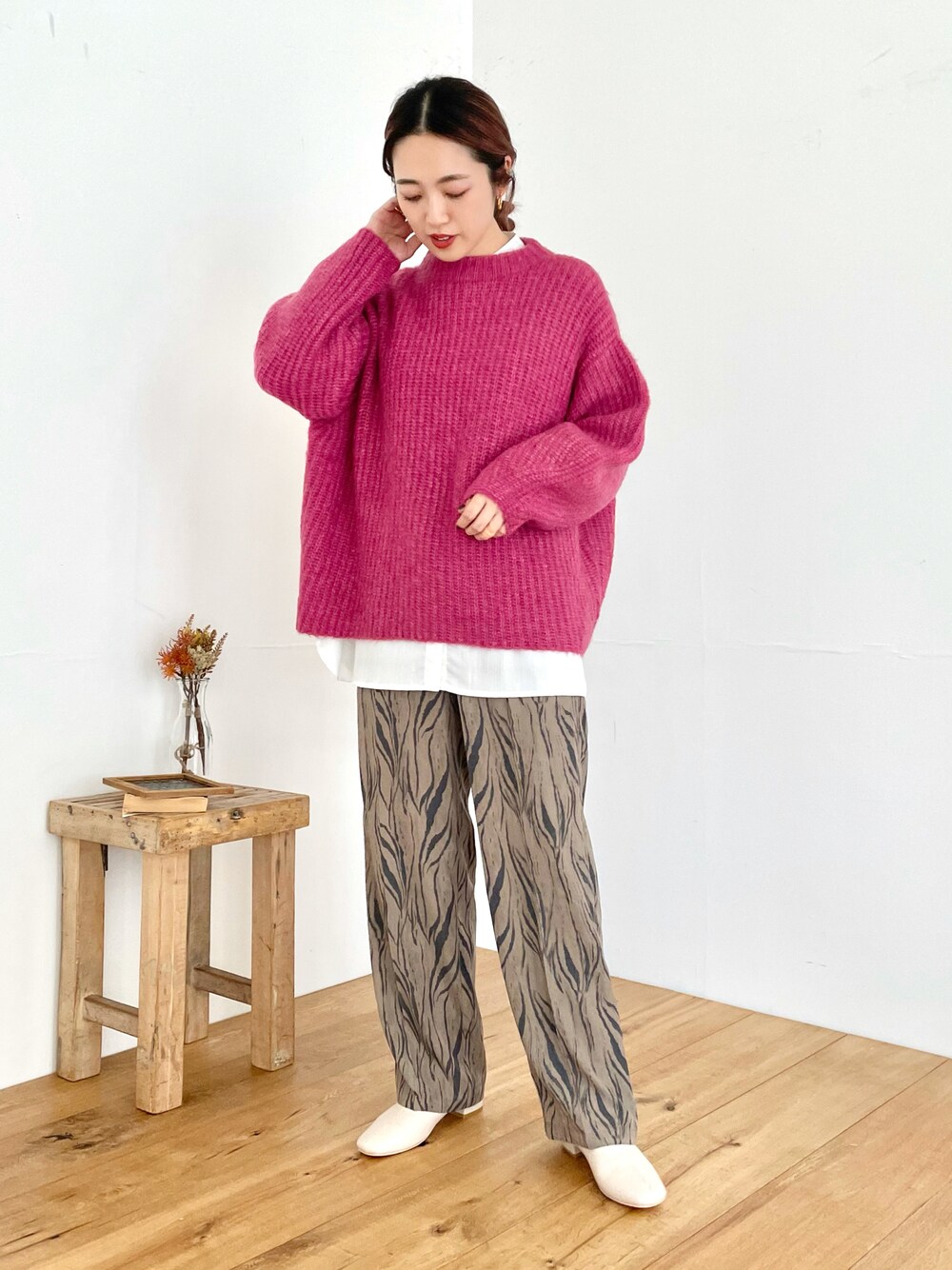 「だから秋服が好き、ゆったりコーデ、オトナカジュアル、レイヤードスタイル、ピンク、カラーニット、ゼブラ柄、ホワイトブーツ、ITEMS URBANRESEARCH、オーバーサイズ、ゆったりシルエット」｜「ITEMS URBANRESEARCHのモヘヤオーバーニット（ニット/セーター、ピンク系）」を使った、CHISAさん（レディース・158cm）の秋コーディネートの1枚目の写真
