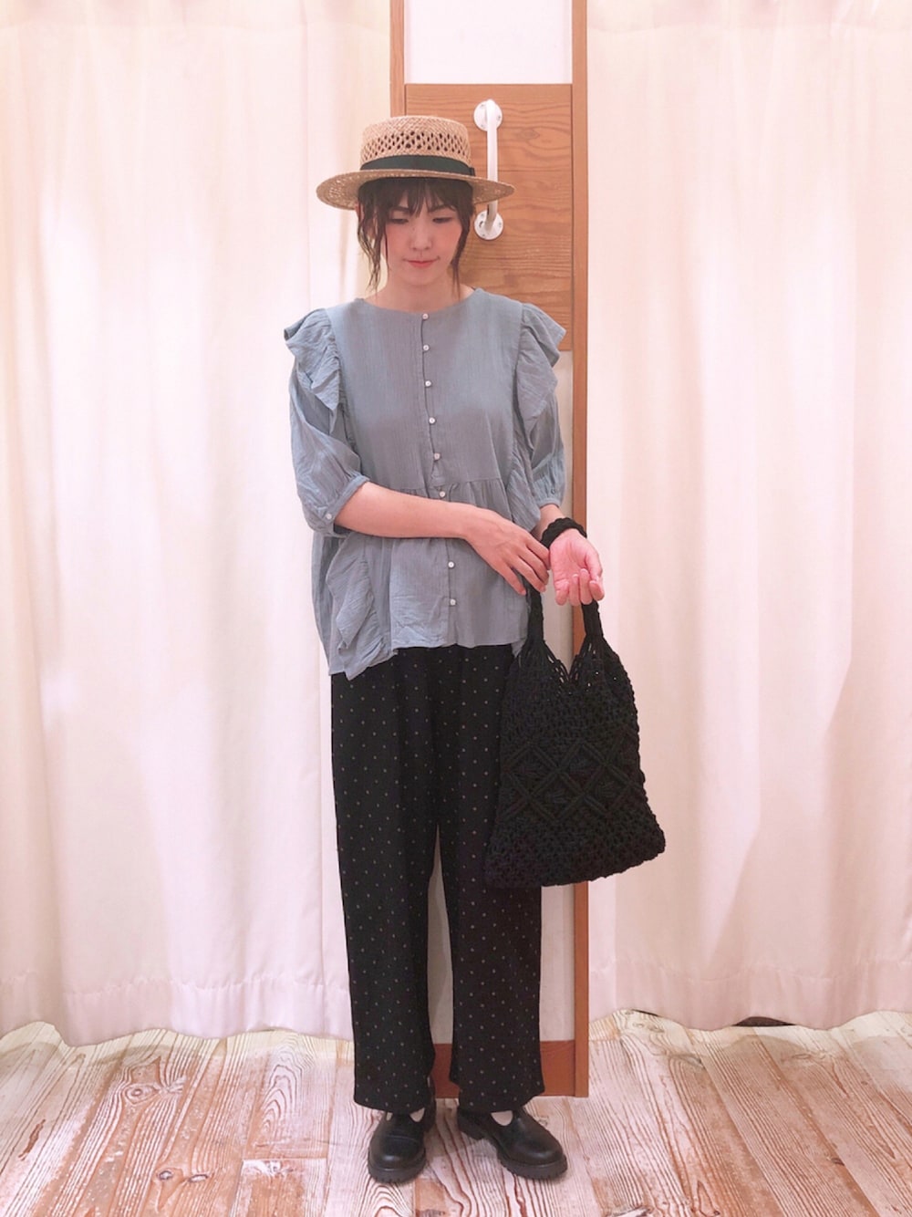 ブラック系のその他パンツ、ブラック系のトートバッグ、ブルー系のシャツ/ブラウスを着用したレディースの夏コーディネートの1枚目の写真