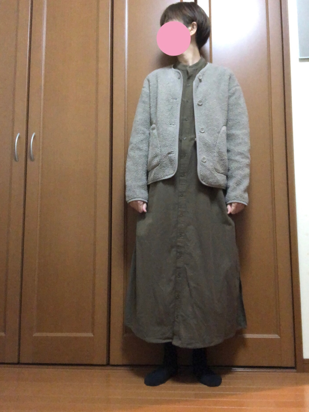 グリーン系のシャツワンピース、ベージュ系のその他アウターを着用したレディースの冬コーディネートの1枚目の写真