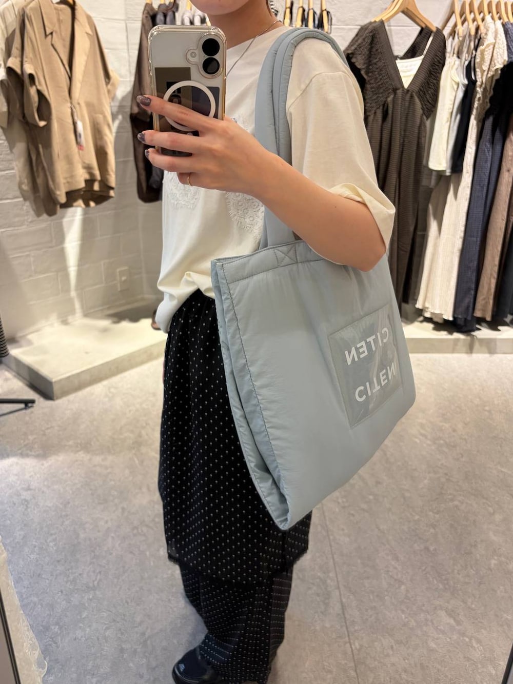 ブラック系のその他パンツ、ベージュ系のTシャツ/カットソーを着用したレディースの夏コーディネートの1枚目の写真