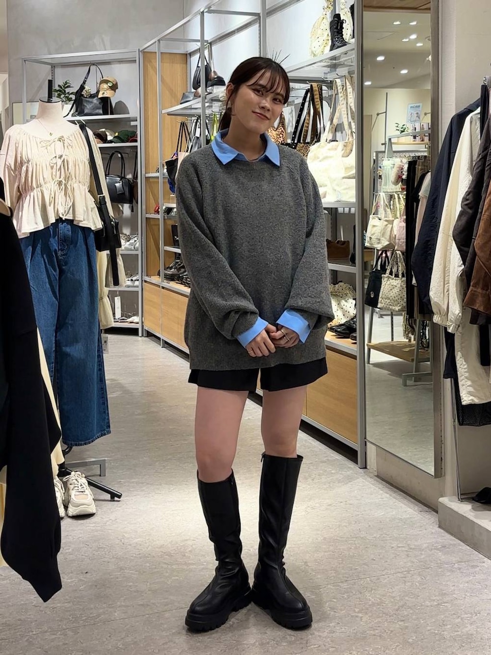 グレー系のその他パンツ、ブルー系のシャツ/ブラウス、ブラック系のブーツを着用したレディースの秋コーディネートの1枚目の写真