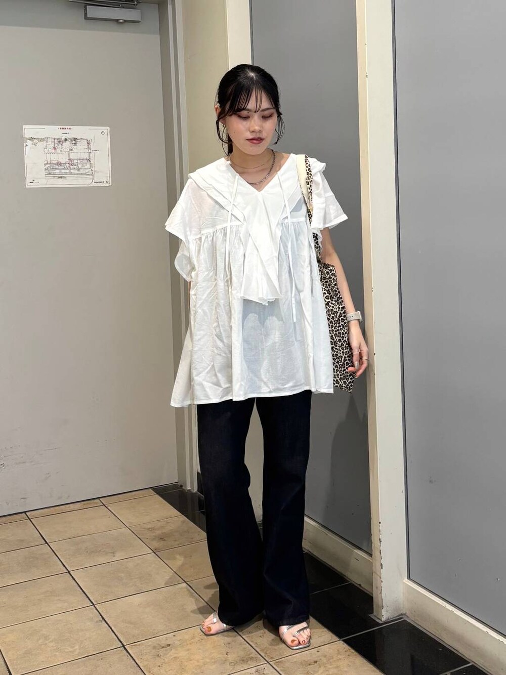 その他のトートバッグ、シルバー系のサンダル、ホワイト系のシャツ/ブラウスを着用したレディースの夏コーディネートの1枚目の写真