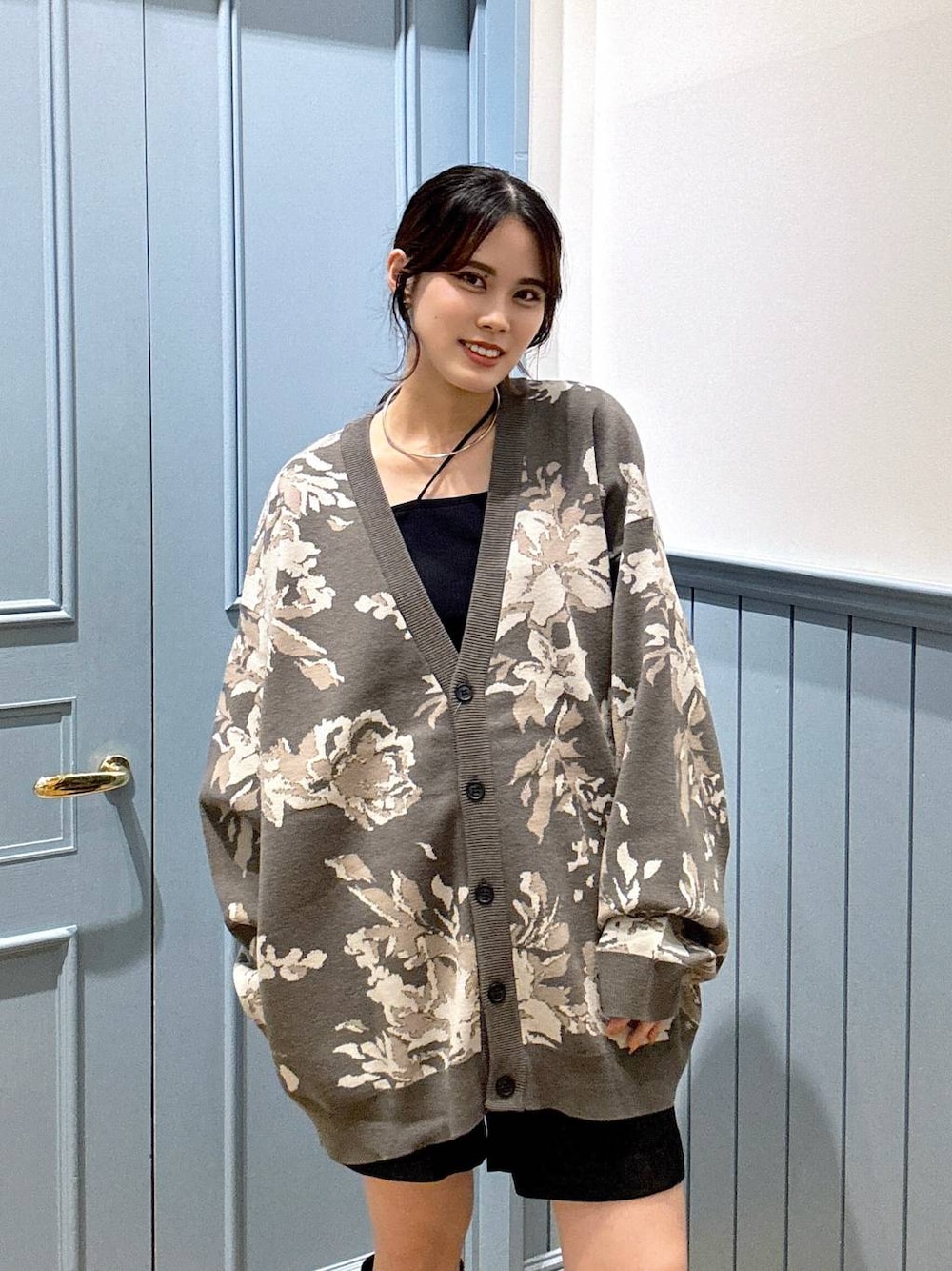「着痩せ・細見え、高見え、体型カバー、夏コーデ、ローリーズスタイル_LOWRYS FARM、LOWRYS FARM、カーディガン、メンズライク、ユニセックス」｜「LOWRYS FARMのステンレスフープチョーカー 127295（チョーカー、シルバー系）」を使った、kuboさん（レディース・161cm）の夏コーディネートの1枚目の写真