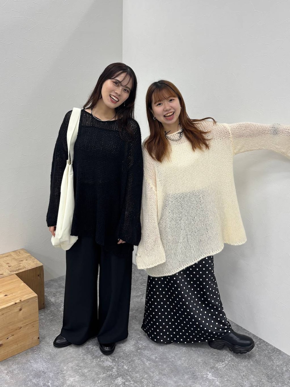 ブラック系のブーツ、ブラック系のキャミソール、ブラック系のスカートを着用したレディースの秋コーディネートの1枚目の写真