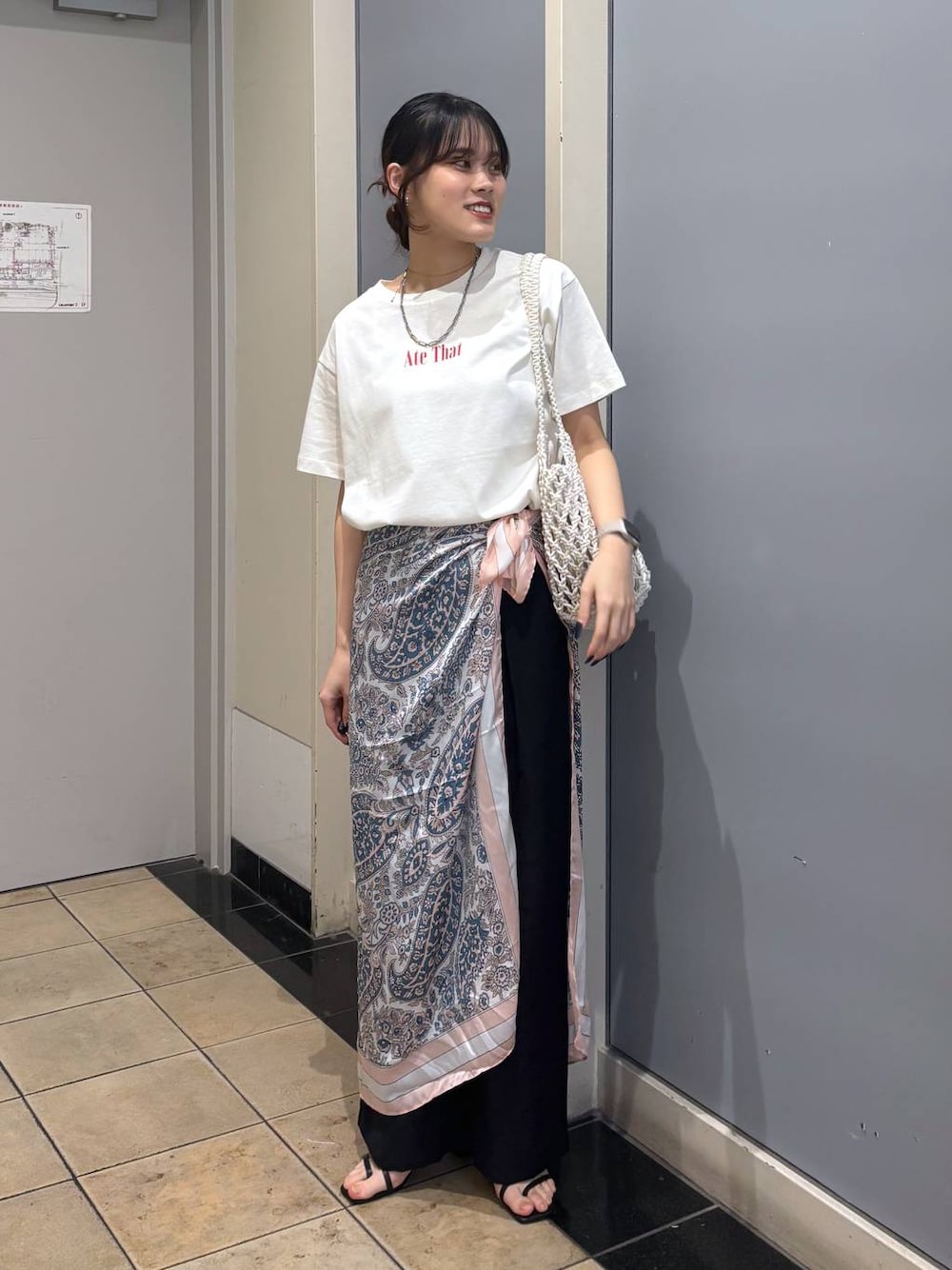 「着痩せ・細見え、高見え、体型カバー、春コーデ、ローリーズスタイル_LOWRYS FARM、LOWRYS FARM、春色、春服みてみて、Tシャツ、パンツ、夏コーデ、スカーフ、レイヤードスタイル、サンダル」｜「LOWRYS FARMのステンレス2WAYネックレス 283643（ネックレス、グレー系）」を使った、kuboさん（レディース・161cm）の春コーディネートの1枚目の写真