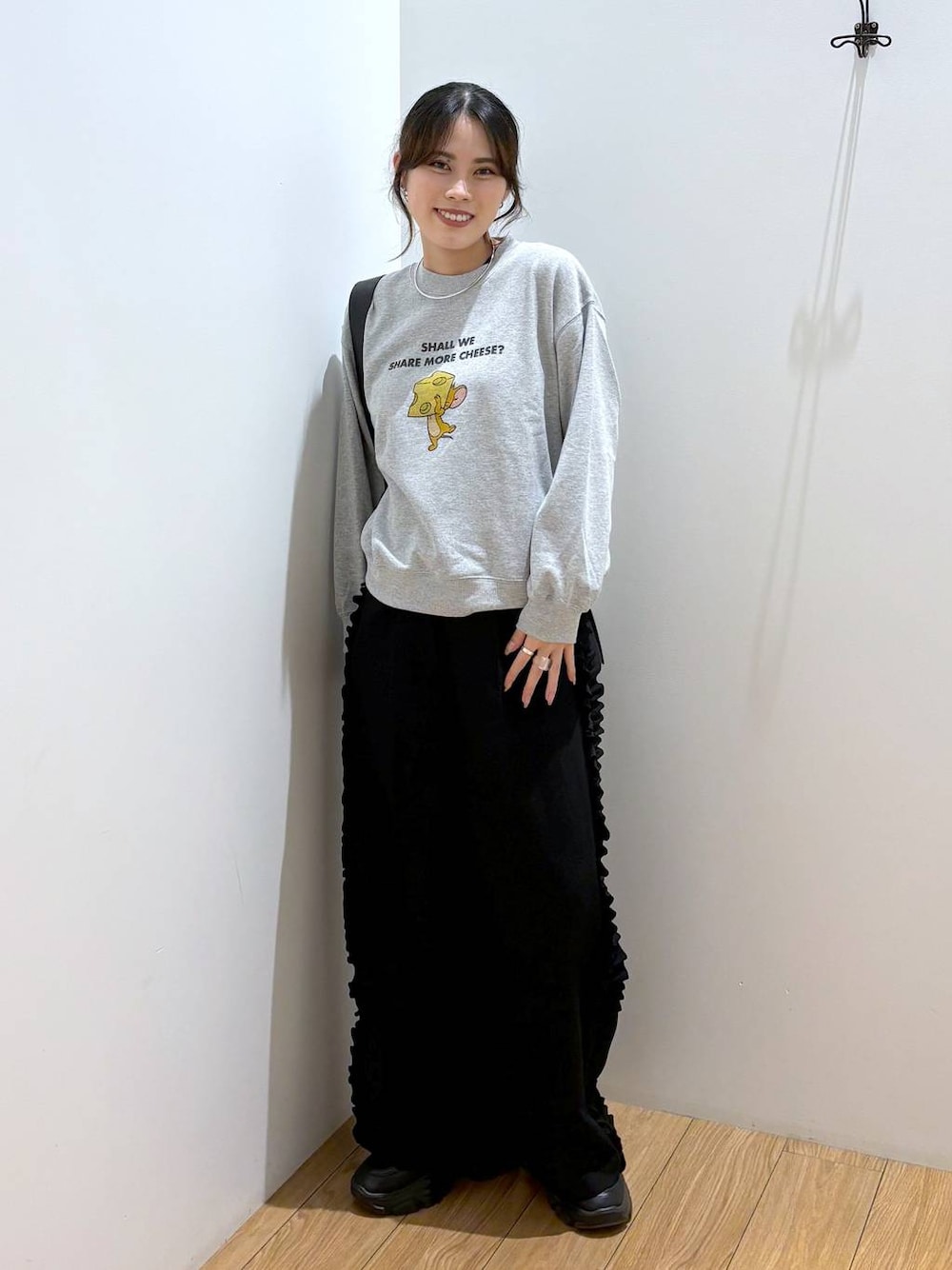「着痩せ・細見え、高見え、体型カバー、秋コーデ、ローリーズスタイル_LOWRYS FARM、LOWRYS FARM、秋冬新作、秋服準備はじめました、キッズ服、キッズ、スウェット」｜「LOWRYS FARMのステンレスフープチョーカー 127295（チョーカー、シルバー系）」を使った、kuboさん（レディース・161cm）の秋コーディネートの1枚目の写真