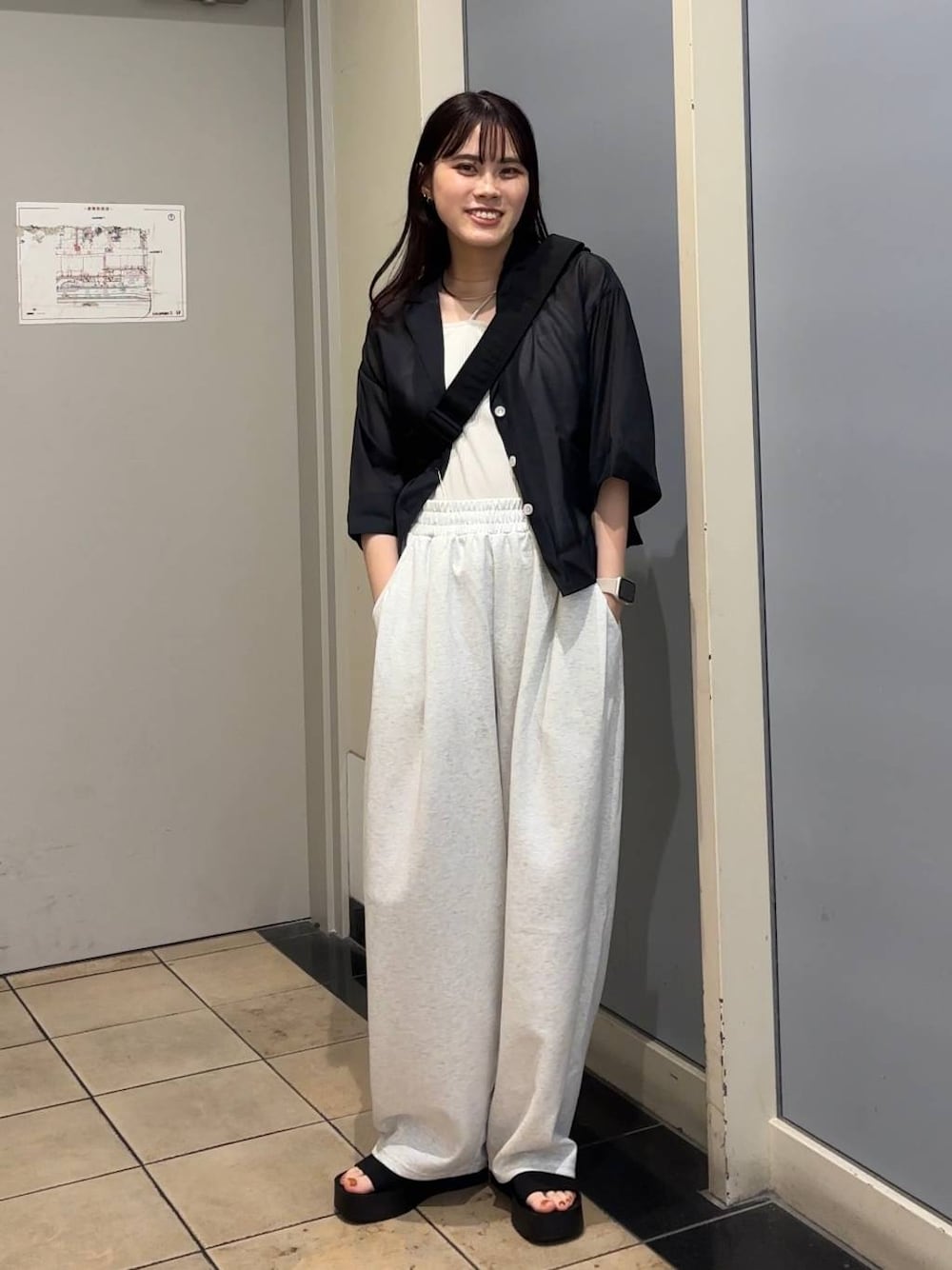 「春色、ショルダーバッグ、着痩せ・細見え、高見え、体型カバー、春コーデ、ローリーズスタイル_LOWRYS FARM、LOWRYS FARM、春服みてみて、スウェット、スウェットパンツ、夏コーデ、シャツ、シャツスタイル、シアートップス」｜「LOWRYS FARMのステンレスフープチョーカー 127295（チョーカー、シルバー系）」を使った、kuboさん（レディース・161cm）の夏コーディネートの1枚目の写真