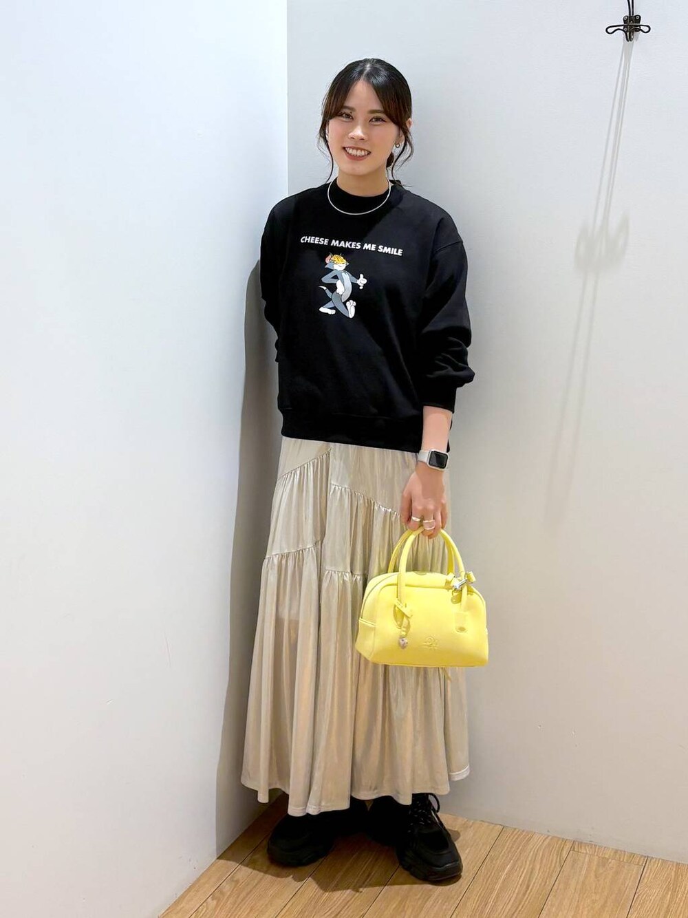 「着痩せ・細見え、高見え、体型カバー、秋コーデ、ローリーズスタイル_LOWRYS FARM、LOWRYS FARM、秋冬新作、秋服準備はじめました、キッズ服、キッズ、スウェット、スカート、きれいめカジュアル、大人女子カジュアル_LOWRYS FARM、大人カジュアル」｜「LOWRYS FARMのステンレスフープチョーカー 127295（チョーカー、シルバー系）」を使った、kuboさん（レディース・161cm）の秋コーディネートの1枚目の写真