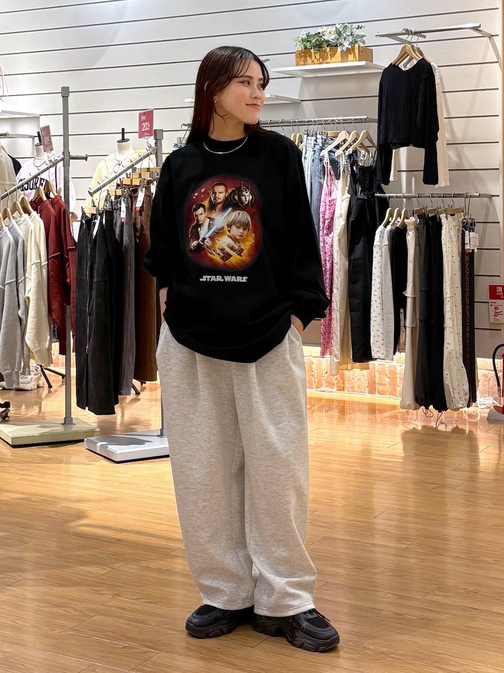ブラック系のスニーカー、グレー系のスウェットパンツ、ブラック系のTシャツ/カットソーを着用したレディースの冬コーディネートの1枚目の写真