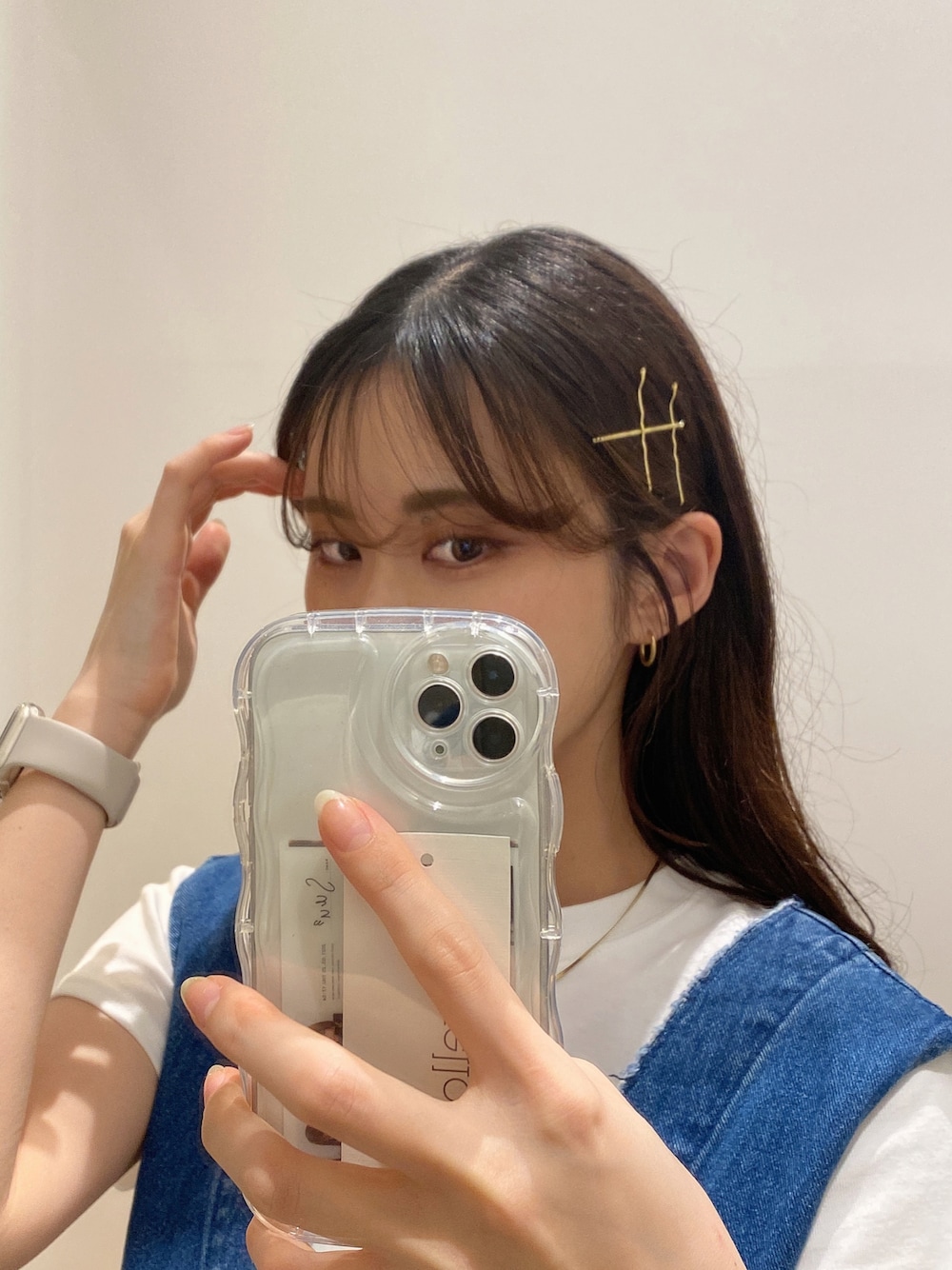 「大人かわいい、アクセサリー、ピアス、ヘアピン、ピンアレンジ、フープピアス、ネックレス、ゴールド、ゴールドアクセ、ベスト、デニムベスト、デニム」｜「LOWRYS FARMのアイテム（ヘアピン、ゴールド系）」を使った、kuboさん（レディース・161cm）の春コーディネートの1枚目の写真