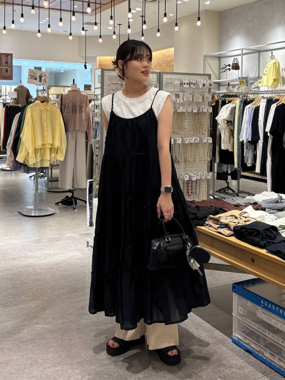 「着痩せ・細見え、高見え、体型カバー、春コーデ、ローリーズスタイル_LOWRYS FARM、LOWRYS FARM、春色、春服みてみて、ワンピース、夏コーデ、シンプルコーデ、シンプル、デートコーデ、楽ちんコーデ」｜「LOWRYS FARMのカンドウフィットニットサンダル 283661（サンダル、ブラック系）」を使った、kuboさん（レディース・161cm）の夏コーディネートの1枚目の写真