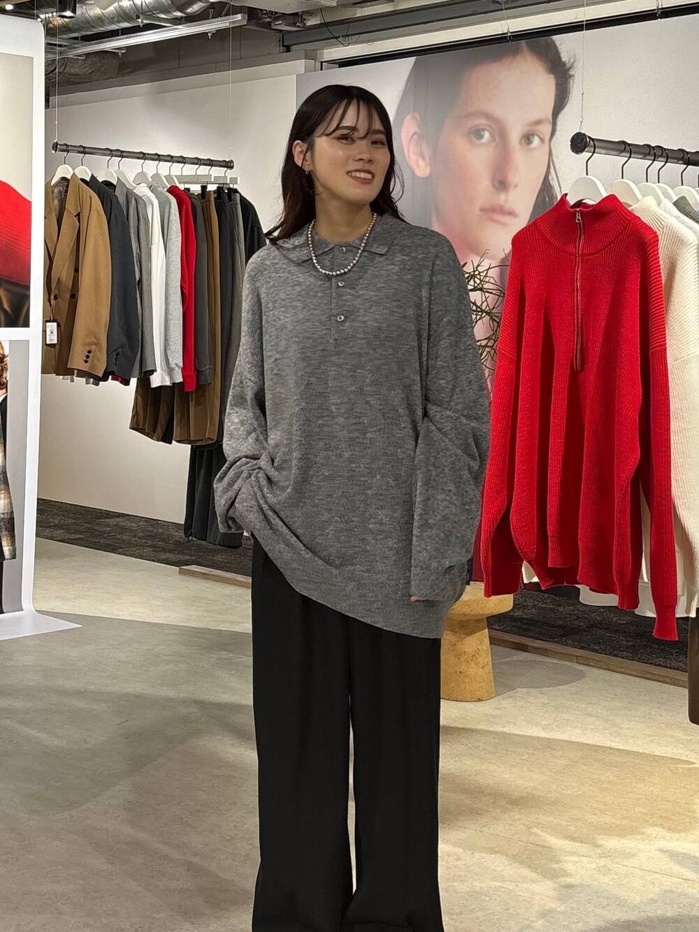 グレー系のニット/セーター、シルバー系のネックレスを着用したレディースの夏コーディネートの1枚目の写真