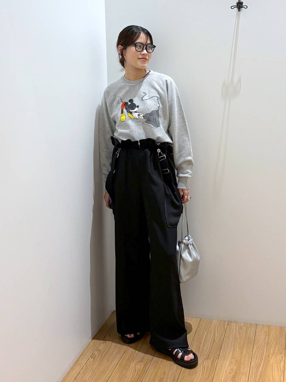 「スウェット、着痩せ・細見え、高見え、体型カバー、夏コーデ、ローリーズスタイル_LOWRYS FARM、LOWRYS FARM、サロペット、カジュアル、カジュアルコーデ」｜「LOWRYS FARMのスタッズキンチャクショルダー 109910（ショルダーバッグ、シルバー系）」を使った、kuboさん（レディース・161cm）の夏コーディネートの1枚目の写真