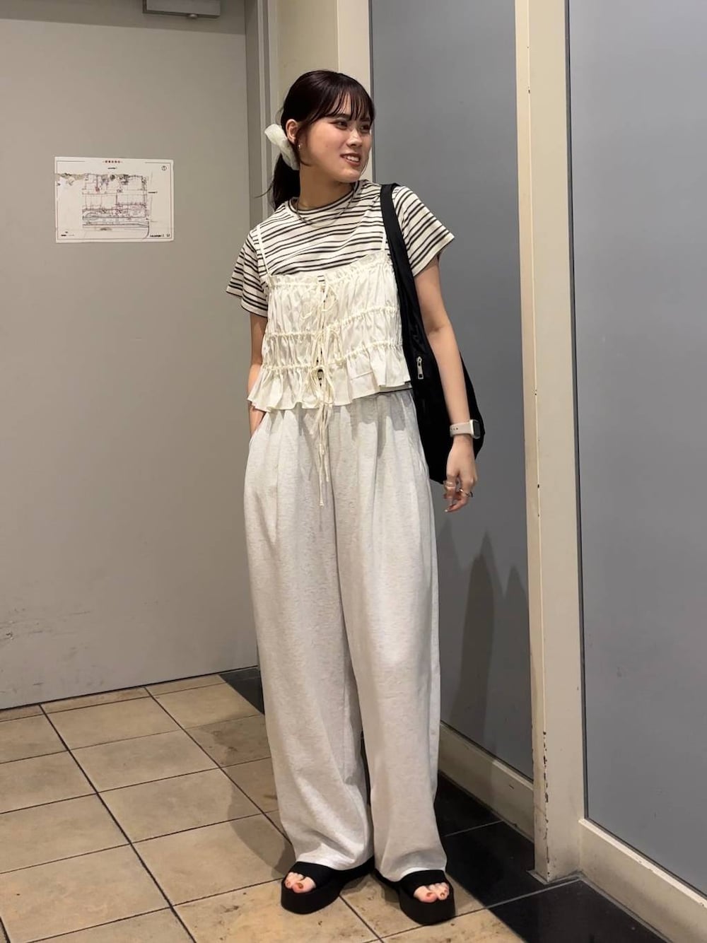 「着痩せ・細見え、高見え、体型カバー、春コーデ、ローリーズスタイル_LOWRYS FARM、LOWRYS FARM、春色、春服みてみて、Tシャツ、ビスチェ、レイヤードスタイル、スウェット、スウェットパンツ、サンダル、夏コーデ」｜「LOWRYS FARMのフライスチビＴシャツＳＳ 111954（Tシャツ/カットソー、ホワイト系）」を使った、kuboさん（レディース・161cm）の夏コーディネートの1枚目の写真