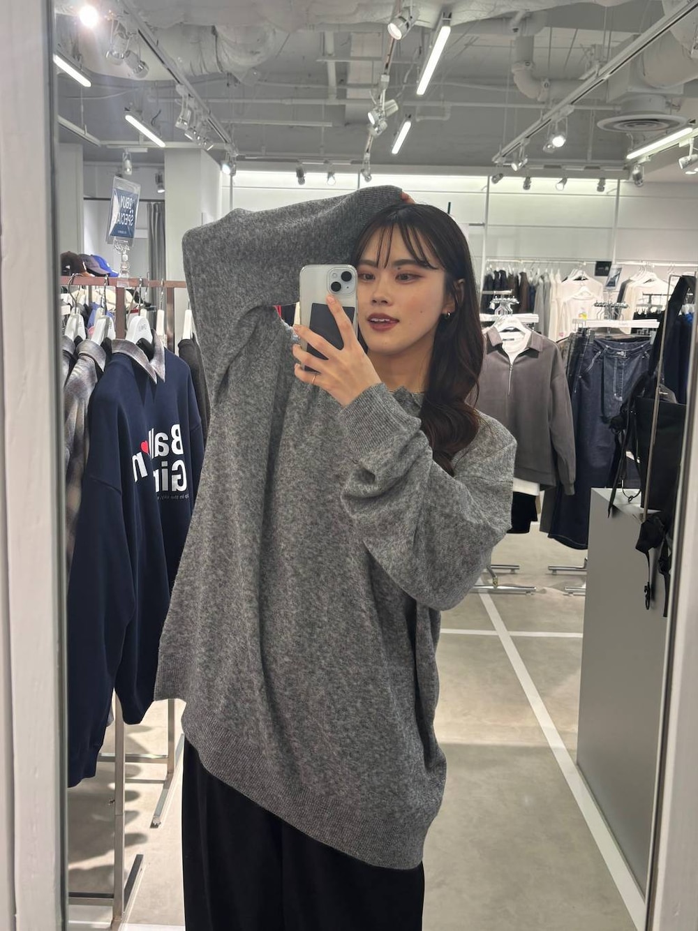 グレー系のニット/セーターを着用したレディースの秋コーディネートの1枚目の写真