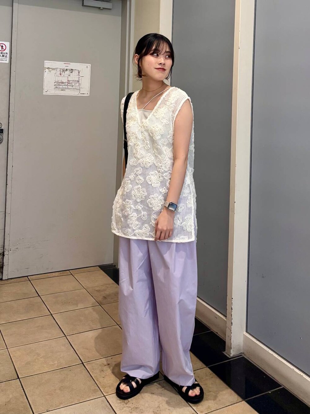 「着痩せ・細見え、高見え、体型カバー、春コーデ、ローリーズスタイル_LOWRYS FARM、LOWRYS FARM、春色、春服みてみて、ワイドパンツ、デートコーデ、女子会」｜「LOWRYS FARMのカンドウフィットグルカ 283656（サンダル、ブラック系）」を使った、kuboさん（レディース・161cm）の春コーディネートの1枚目の写真
