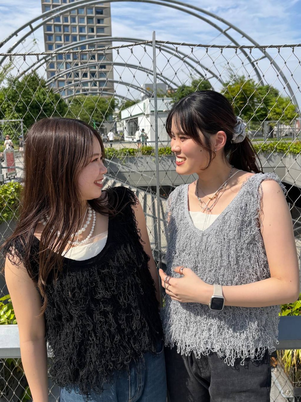 「春コーデ、ローリーズスタイル_LOWRYS FARM、LOWRYS FARM、春色、春服みてみて、ニットベスト、着痩せ・細見え、高見え、体型カバー、ベスト、デニムパンツ、フレアパンツ」｜「LOWRYS FARMのパールタレンネックレス　249411（ネックレス、ベージュ系）」を使った、kuboさん（レディース・161cm）の春コーディネートの1枚目の写真