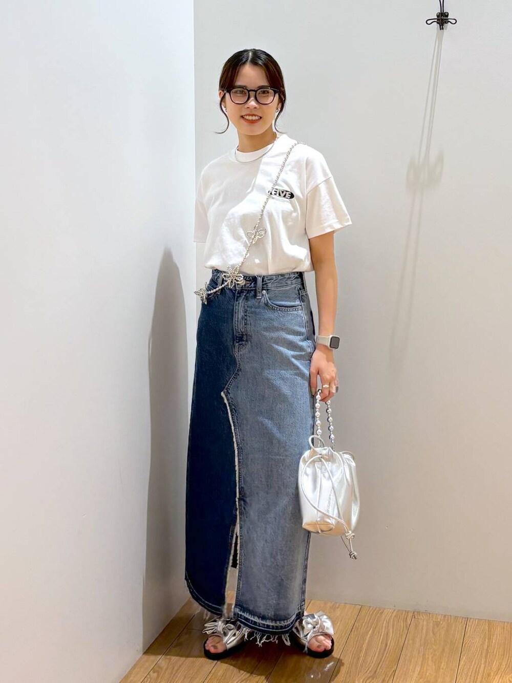 「着痩せ・細見え、高見え、体型カバー、夏コーデ、ローリーズスタイル_LOWRYS FARM、LOWRYS FARM、ラフ、キッズ服、キッズ、Tシャツ、スカート、カジュアル、カジュアルコーデ」｜「LOWRYS FARMのＢＩＧネオンＴＥＥ　103008（Tシャツ/カットソー、ホワイト系）」を使った、kuboさん（レディース・161cm）の夏コーディネートの1枚目の写真