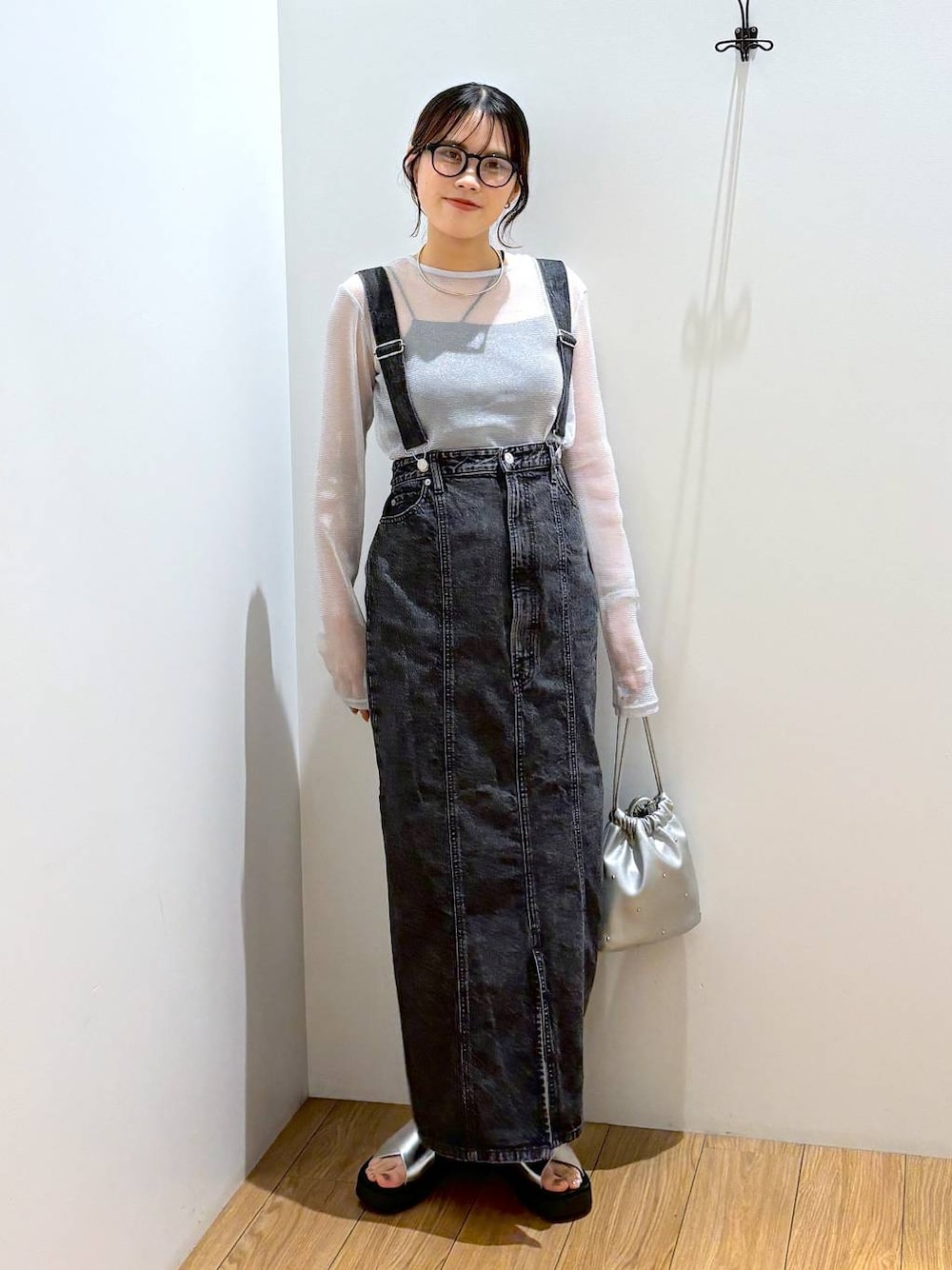 「LOWRYS FARM、きれいめカジュアル、大人カジュアル、サロペット、着痩せ・細見え、高見え、体型カバー、夏コーデ、ローリーズスタイル_LOWRYS FARM、デニムワンピース」｜「LOWRYS FARMのスタッズキンチャクショルダー 109910（ショルダーバッグ、シルバー系）」を使った、kuboさん（レディース・161cm）の夏コーディネートの1枚目の写真