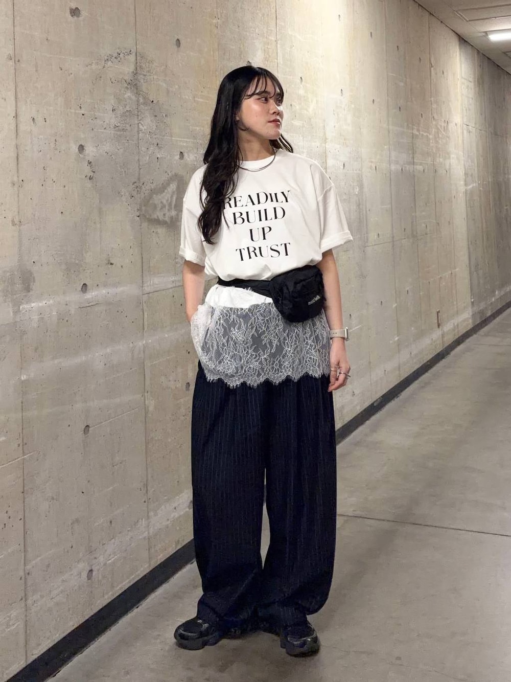 ブルー系のその他パンツ、ホワイト系のTシャツ/カットソー、シルバー系のチョーカーを着用したレディースの夏コーディネートの1枚目の写真