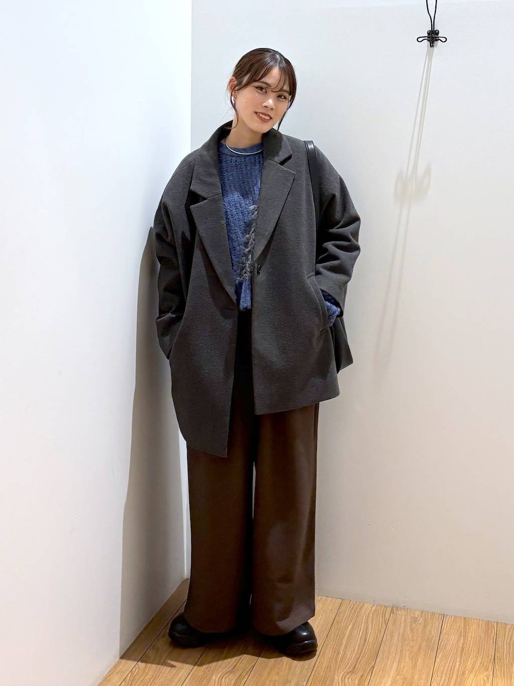 「着痩せ・細見え、高見え、体型カバー、秋コーデ、ローリーズスタイル_LOWRYS FARM、LOWRYS FARM、秋冬新作、秋服準備はじめました、冬コーデ、冬アウター、ワイドパンツ、きれいめ、ニット」｜「LOWRYS FARMのダブルフェイスユルジャケット 116453（チェスターコート、グレー系）」を使った、kuboさん（レディース・161cm）の冬コーディネートの1枚目の写真