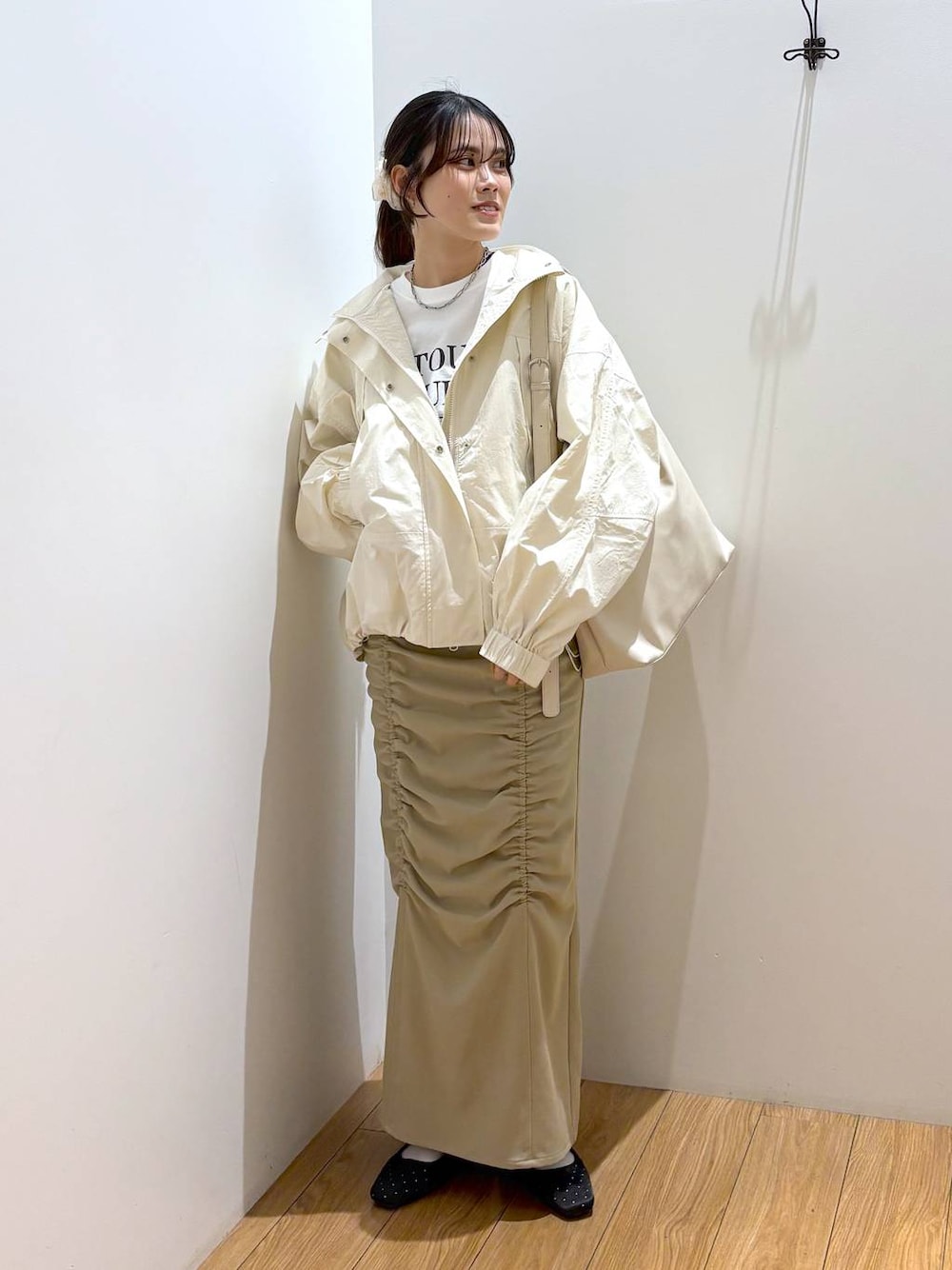 「着痩せ・細見え、高見え、体型カバー、春コーデ、ローリーズスタイル_LOWRYS FARM、LOWRYS FARM、春色、春服みてみて、ワントーン、春アウター、スカート、きれいめカジュアル」｜「LOWRYS FARMのヤワラカルイ２ＷＡＹショルダーＢＡＧ 115210（ショルダーバッグ、ホワイト系）」を使った、kuboさん（レディース・161cm）の春コーディネートの1枚目の写真