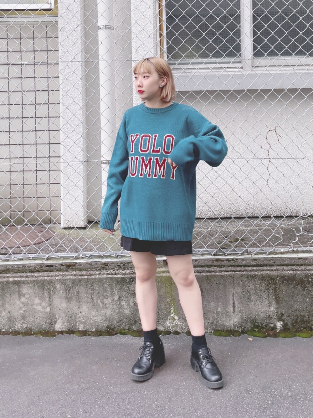 「カジュアル、ゆるコーデ、おしゃれさんと繋がりたい、シンプル、オーバーサイズ、ビッグシルエット、ニットコーデ、低身長コーデ、ショートパンツ」｜「WEGOのWEGO/ロゴジャガードニットプルオーバー（ニット/セーター、ブルー系）」を使った、じんももさん（レディース・152cm）の秋コーディネートの1枚目の写真