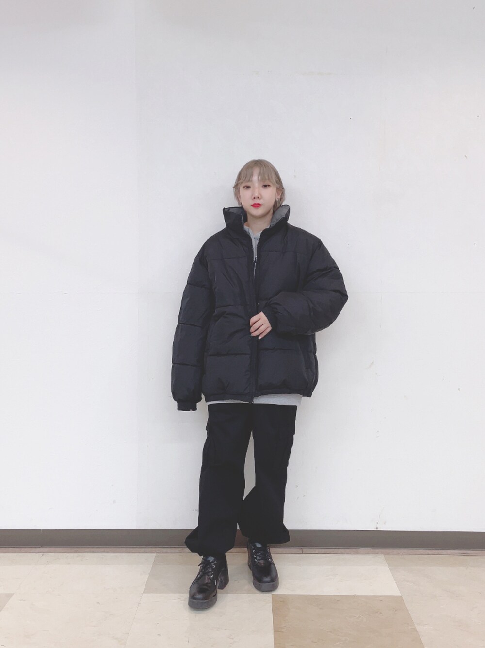 「韓国ファッション、韓国ストリート、韓国好きな人と繋がりたい、お洒落さんとつながりたい、低身長コーデ、いいね、save、フォローお願いします🤑、ラフコーデ、アウター、アウターコーデ、黒コーデ、カーゴパンツ」｜「WEGOのWEGO/リバーシブルエコダウンジャケット（ダウンジャケット/コート、ブラック系）」を使った、じんももさん（レディース・152cm）の秋コーディネートの1枚目の写真