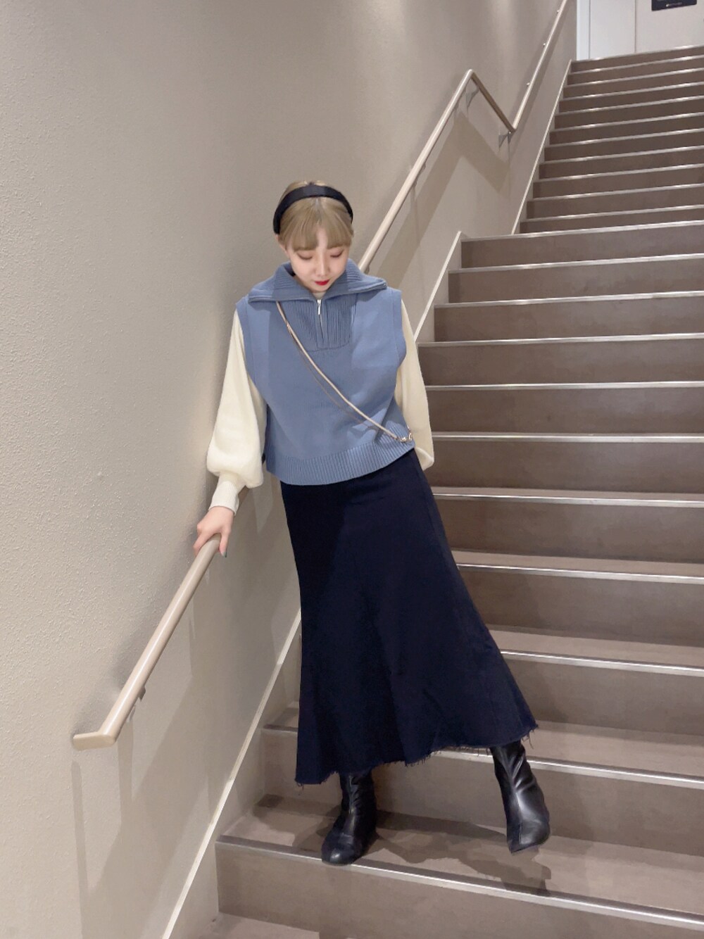 「シンプルコーデ、きれいめカジュアル、今日のコーデ、ニットベスト、ラクチンコーデ、低身長女子、ロングスカート、スウェット、スウェットスカート、オトナカワイイ、カジュアルコーデ、キレイめ」｜「WEGOのWEGO/ハーフジップニットベスト（ベスト、ブルー系）」を使った、じんももさん（レディース・152cm）の秋コーディネートの1枚目の写真