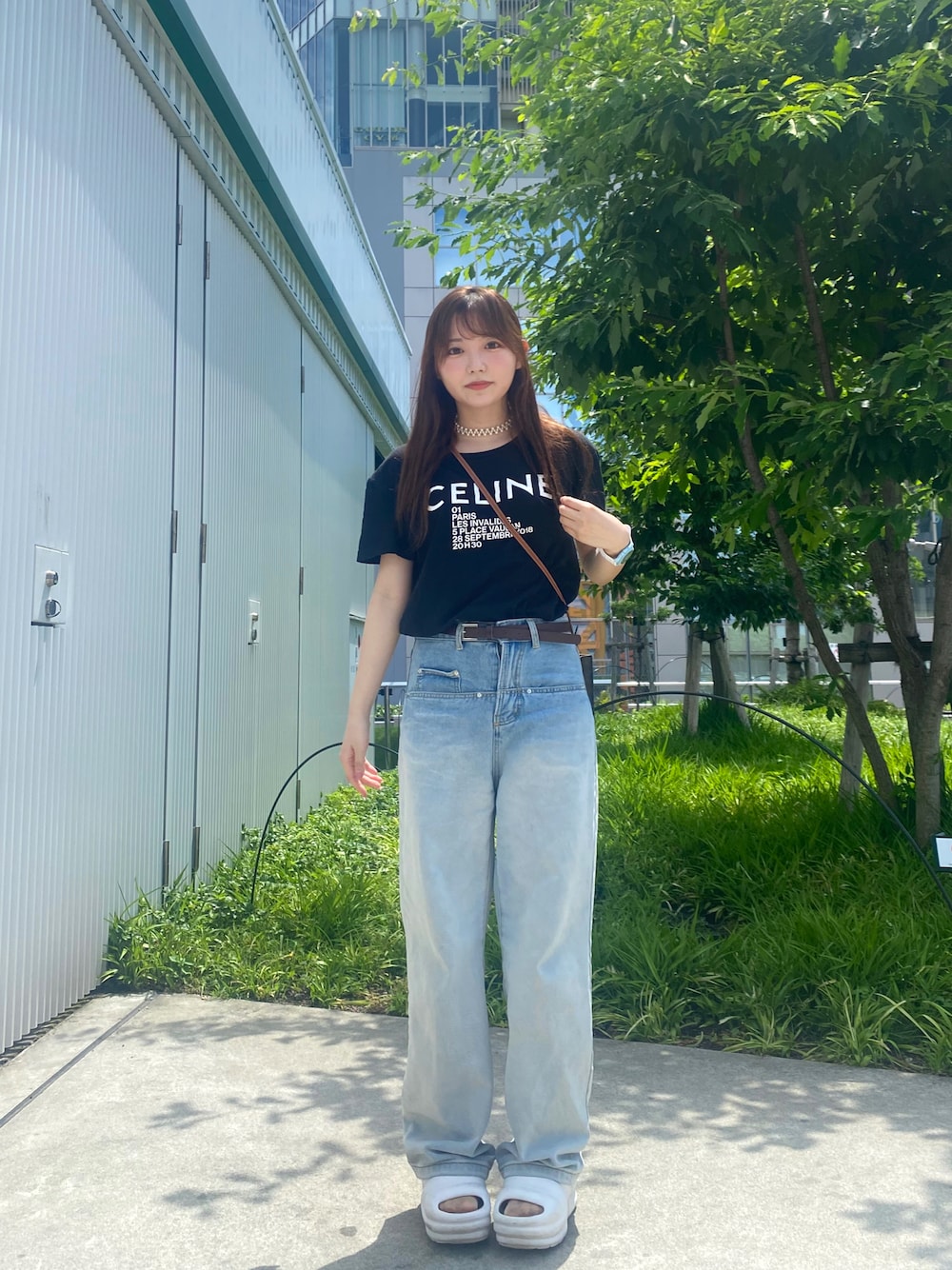 「ラクチンコーデ、夏コーデ、初夏コーデ、パンツコーデ、サンダル、リラックススタイル、お出かけコーデ、ブルー、アウトドア/アスレジャー、韓国ファッション、Tシャツ、でにむ、骨格ストレート」｜「DHOLICのツートーングラデウォッシュデニムパンツ（デニムパンツ、ブルー系）」を使った、ひかまるさん（レディース・156cm）の夏コーディネートの1枚目の写真