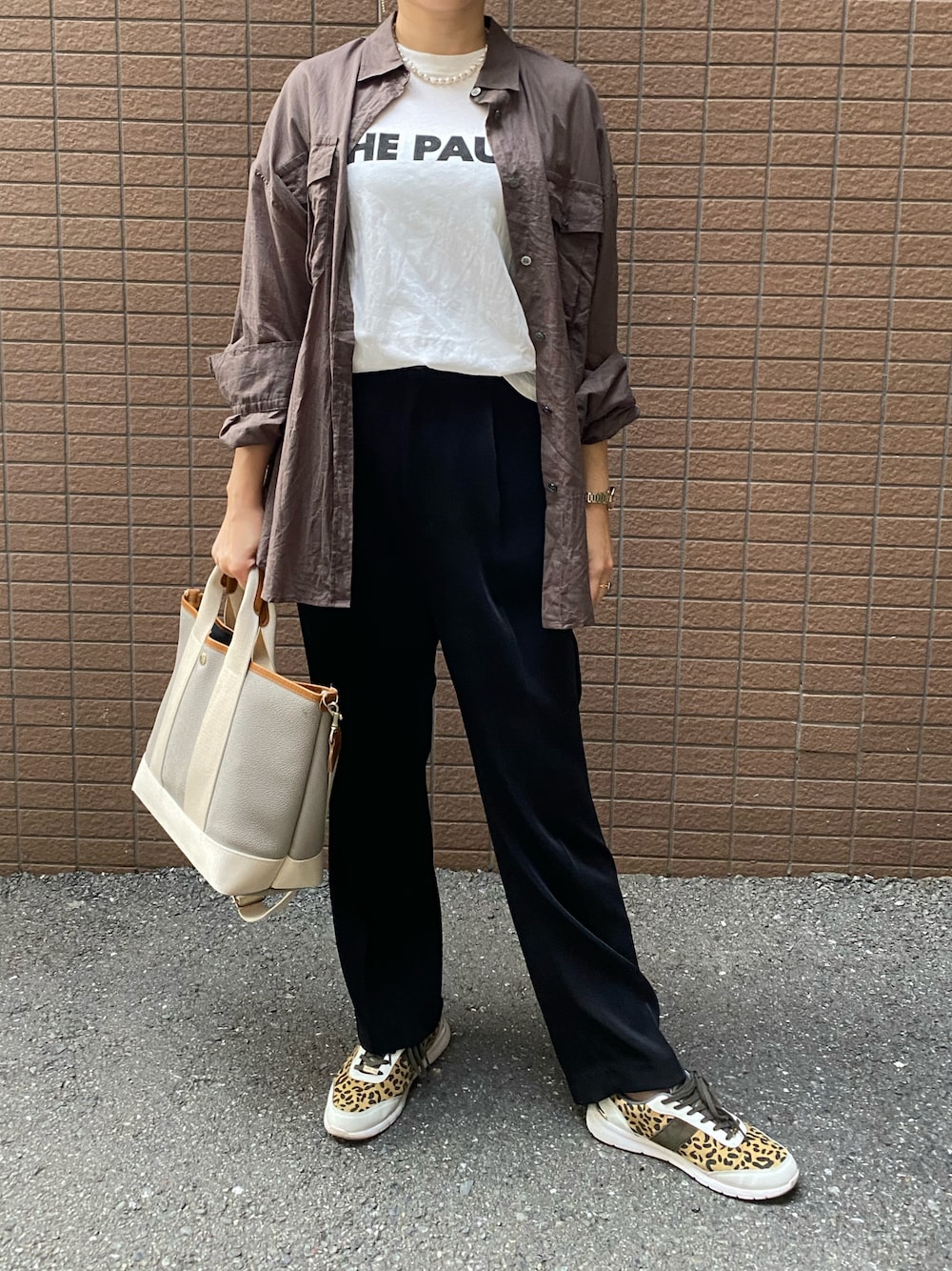 「大人カジュアル、ロゴT、シャツスタイル、秋色」｜「Whim Gazetteの【THE PAUSE】THE PAUSE Tシャツ（Tシャツ/カットソー、ホワイト系）」を使った、sandaisandaiさん（レディース・159cm）の秋コーディネートの1枚目の写真
