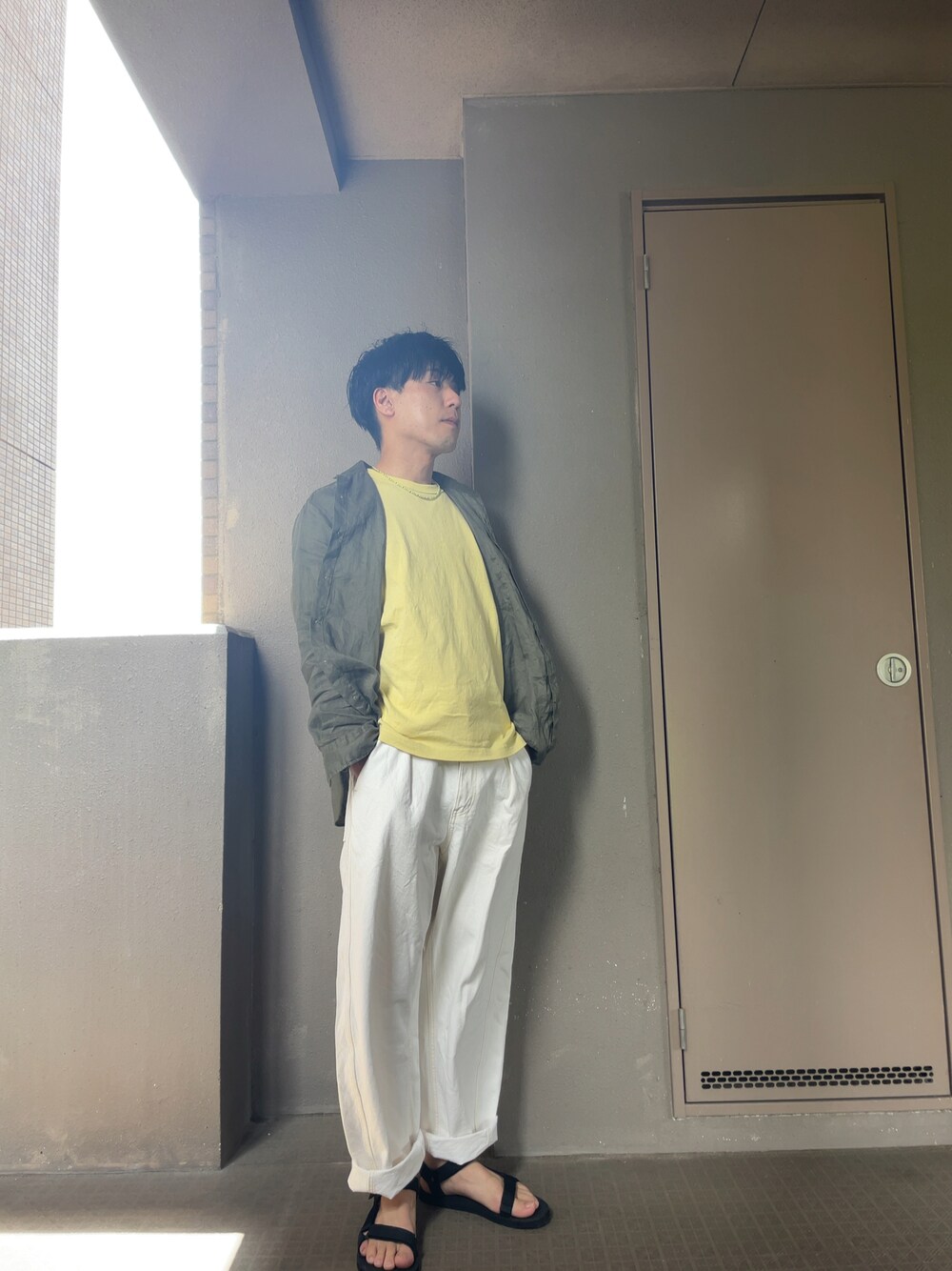 「リネンシャツ、ノーカラーシャツ、GU、UNIQLO、ホワイトデニム、ワイドデニム、デニム、UNIQLO リネンシャツ、テバ、teva、サンダル、春夏コーデ」｜「UNIQLOのアイテム（Tシャツ/カットソー、イエロー系）」を使った、zowさん（メンズ・168cm）の春コーディネートの1枚目の写真