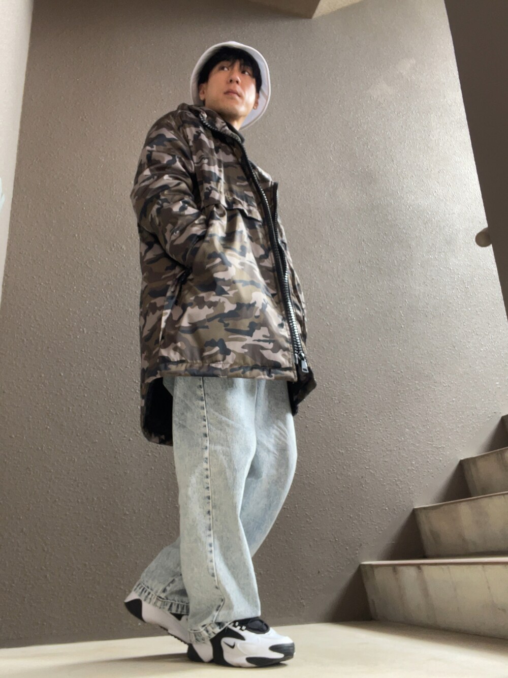 「冬コーデ、ストリート、90'sスタイル、90'sコーデ、Ｉライン、ビッグシルエット、迷彩、迷彩ジャケット、バケットハット、アディダス、アディダス　ハット、クラッシュデニム、Bershka、WEGO スケーターパンツ、韓国ファッション」｜「adidasのadidas BOS OC BUCKET HAT（ハット、ホワイト系）」を使った、zowさん（メンズ・168cm）の冬コーディネートの1枚目の写真
