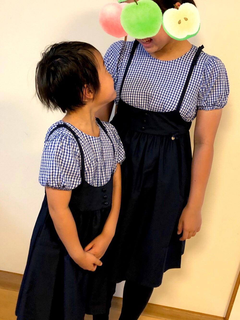 「姉妹コーデ、お揃いコーデ、ワンピース、チュニック、オケージョン、お出かけコーデ、通学コーデ、休日コーデ」｜「CHOPINのジャンスカ風ドッキングワンピース（ワンピース、ブルー系）」を使った、takatakataka4さん（キッズ・153cm）の秋コーディネートの1枚目の写真