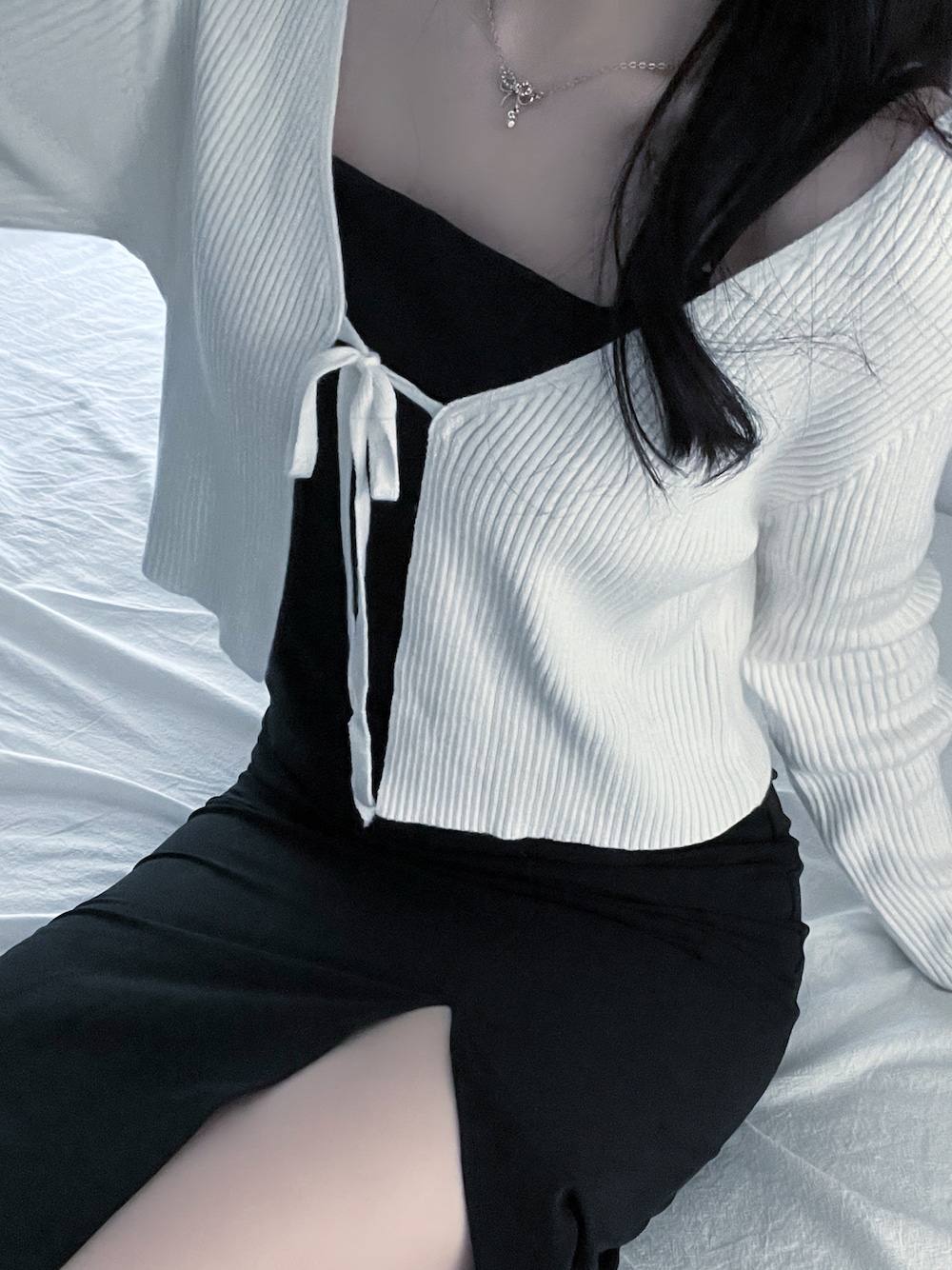 「秋ルック紹介するよ、休日コーデ、おしゃれさんと繋がりたい、ゆるコーデ、プチプラコーデ、プチプラ、スリットワンピース、シーイン、シーインコーデ、shein、SHEIN、SHEINコーデ、骨格ウェーブ、韓国ファッション、秋🍁コーデ」｜「SHEINのアイテム（カーディガン/ボレロ、ホワイト系）」を使った、𝙉𝙀𝙊 ♡さん（レディース・157cm）の秋コーディネートの1枚目の写真