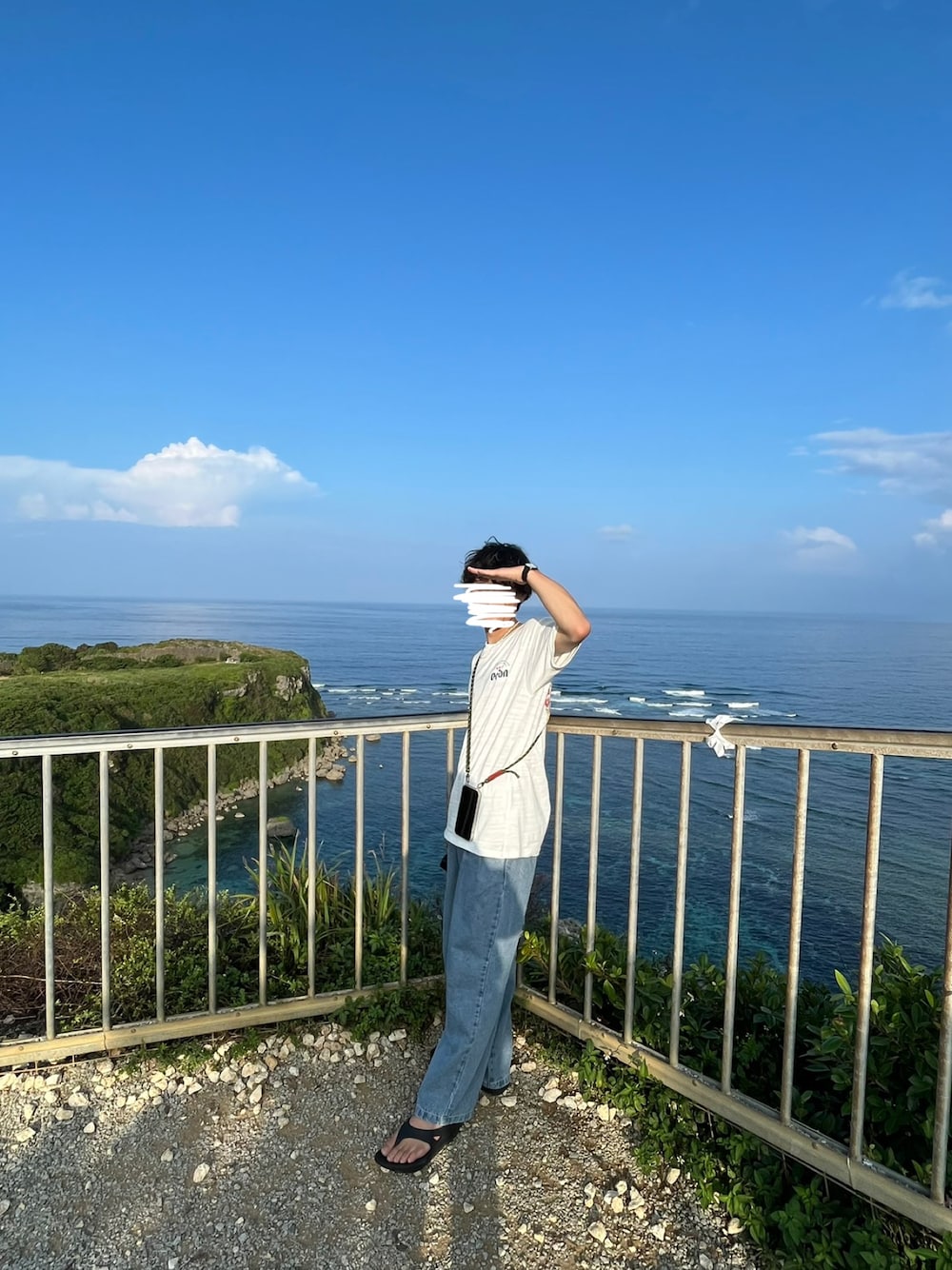 「オリオンビール、デニム、サンダル、白Tシャツ」｜「RUUBONの【RUUBON】relax wide denim pants / リラックス ワイドデニムパンツ（デニムパンツ、ブルー系）」を使った、Shunsukeeeさん（メンズ・165cm）の秋コーディネートの1枚目の写真