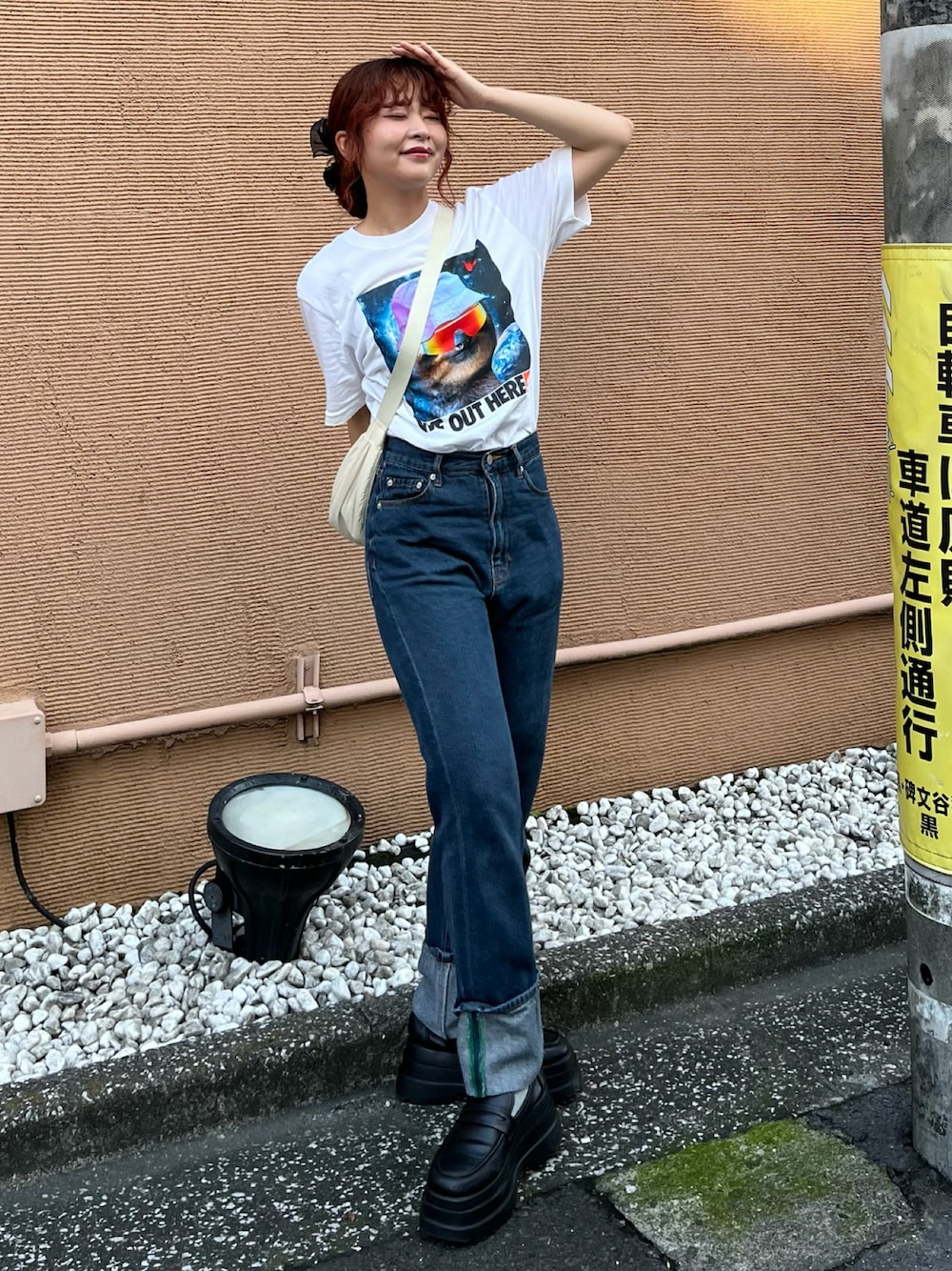 ホワイト系のTシャツ/カットソー、ブルー系のデニムパンツ、ブラック系のローファーを着用したレディースの夏コーディネートの1枚目の写真