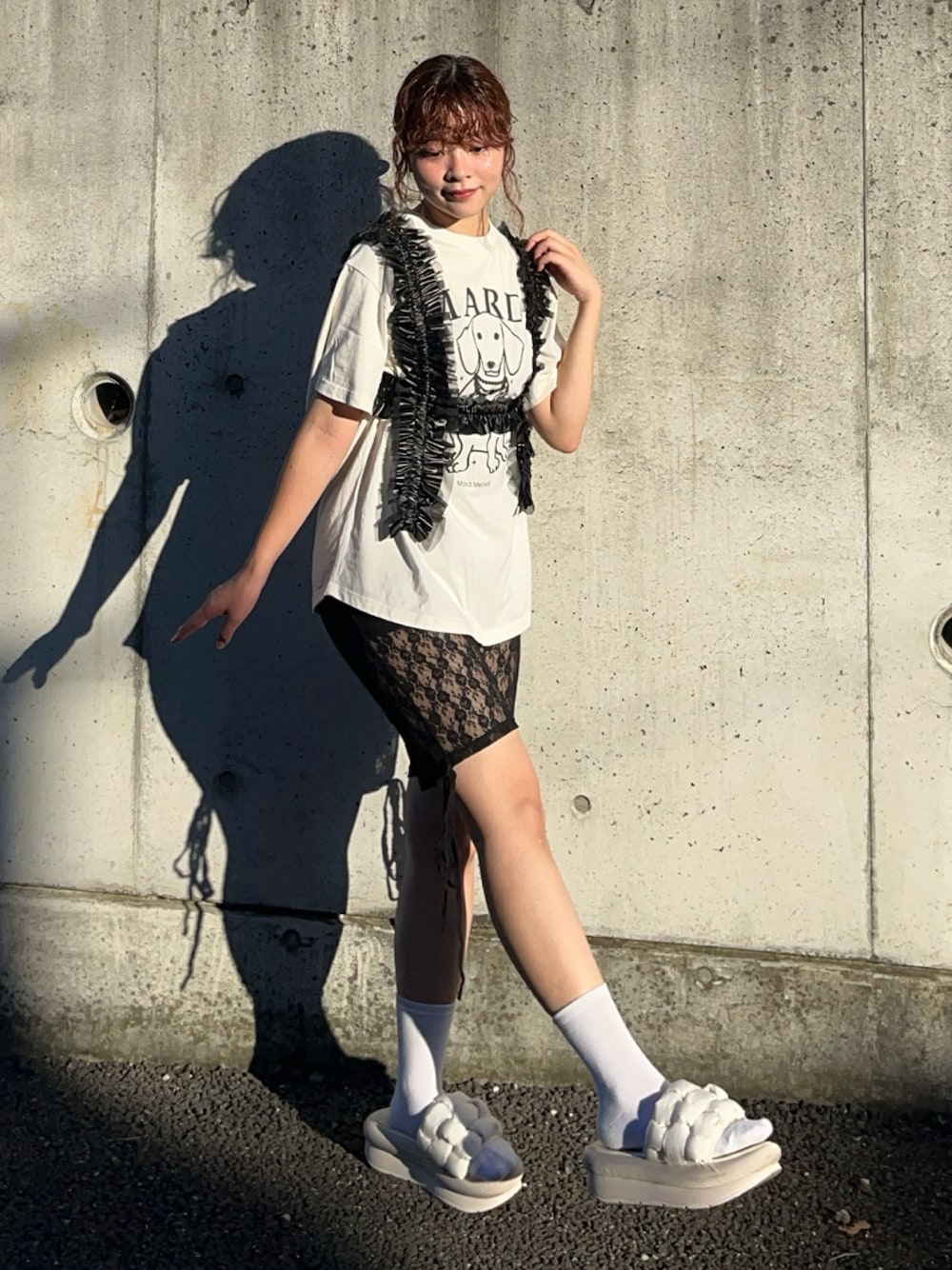 「ハーネス、forksy、モノトーンコーデ、夏服、シンプルスタイル、ラクチンコーデ、休日スタイル、秋先取りコーデ、おしゃれさんと繋がりたい、今日のコーデ、ootd、バイカーパンツ、EVOL(EVOL)、厚底シューズ」｜「Mardi Mercrediの【ZOZO限定アイテム】TSHIRT SWING THE TAIL DDANJI PEARL NECKLACE（Tシャツ/カットソー、ベージュ系）」を使った、ゆうかさん（骨格ストレート・レディース・159cm）の秋コーディネートの1枚目の写真