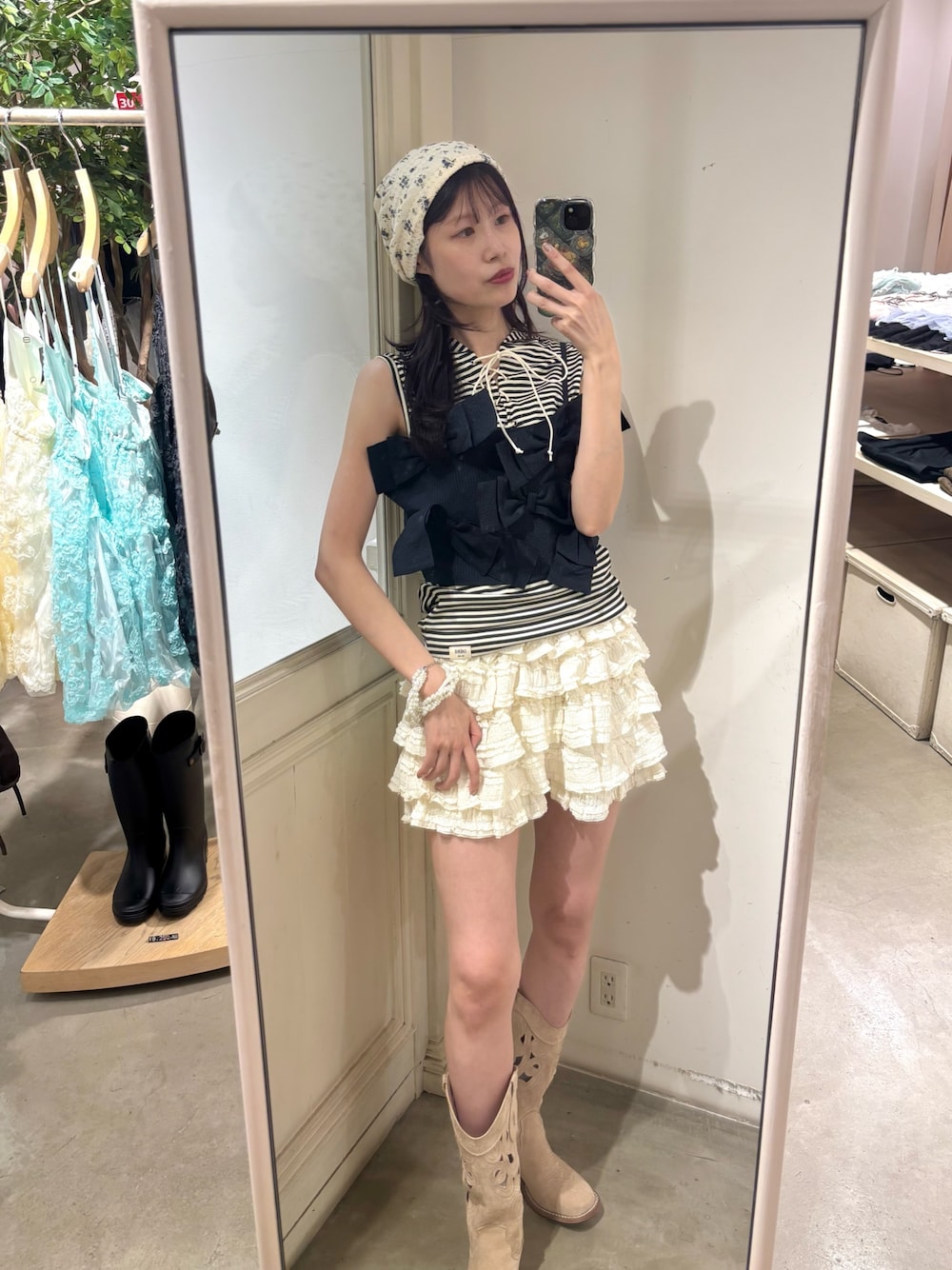 ブルー系のシャツ/ブラウス、ホワイト系のスカート、ホワイト系のその他トップスを着用したレディースの夏コーディネートの1枚目の写真