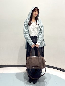 「w closet（ダブルクローゼット）の【3色展開/ウエストゴム】ドロストフードシャツ（シャツ/ブラウス、グリーン系）」を使った、アベさん（レディース・164cm）の春コーディネート