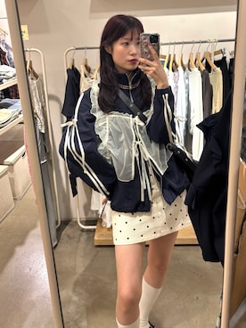 「w closet（ダブルクローゼット）のフリルチュールベスト（シャツ/ブラウス、ホワイト系）」を使った、アベさん（レディース・164cm）の春コーディネート