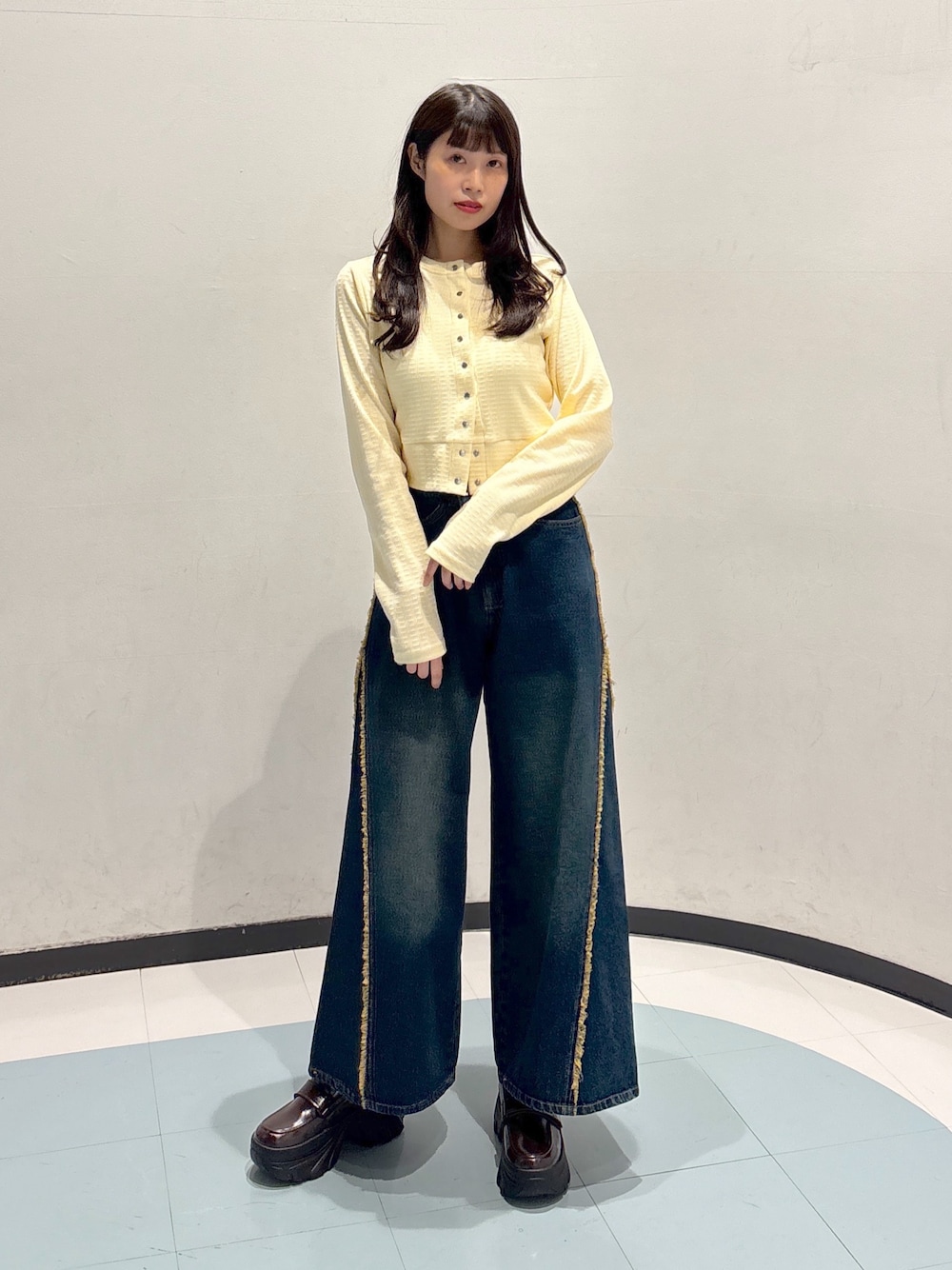 「カーディガン、カーディガンコーデ、綺麗めコーデ、綺麗め、綺麗めカジュアル、デニム、デニムパンツ、デニムコーデ、フリンジ、デートコーデ、デートスタイル（WOMEN）」｜「w closetの【２サイズ展開】フリンジバギーデニムパンツ（デニムパンツ、ブルー系）」を使った、アベさん（レディース・163cm）の春コーディネートの1枚目の写真