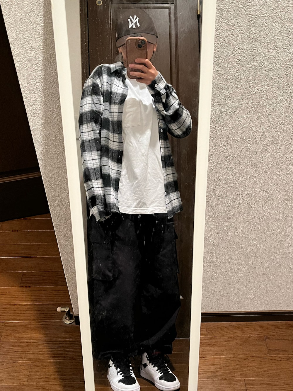 「低身長、ストリート、冬コーデ」｜「UNIQLOのアイテム（Tシャツ/カットソー、ホワイト系）」を使った、Maikaさん（レディース・151cm）の秋コーディネートの1枚目の写真